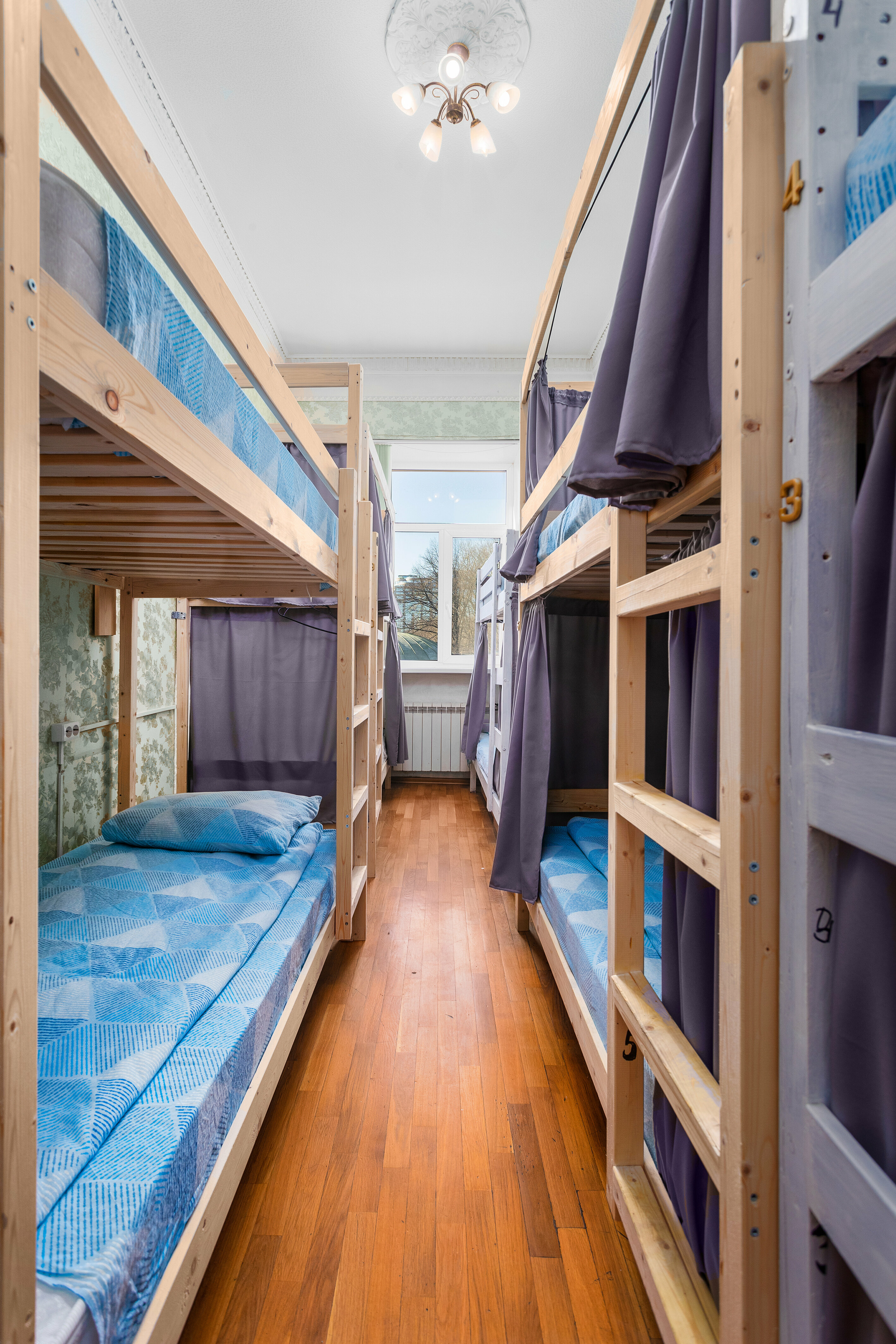 Спальное место на двухъярусной кровати в общем номере для мужчин и женщин