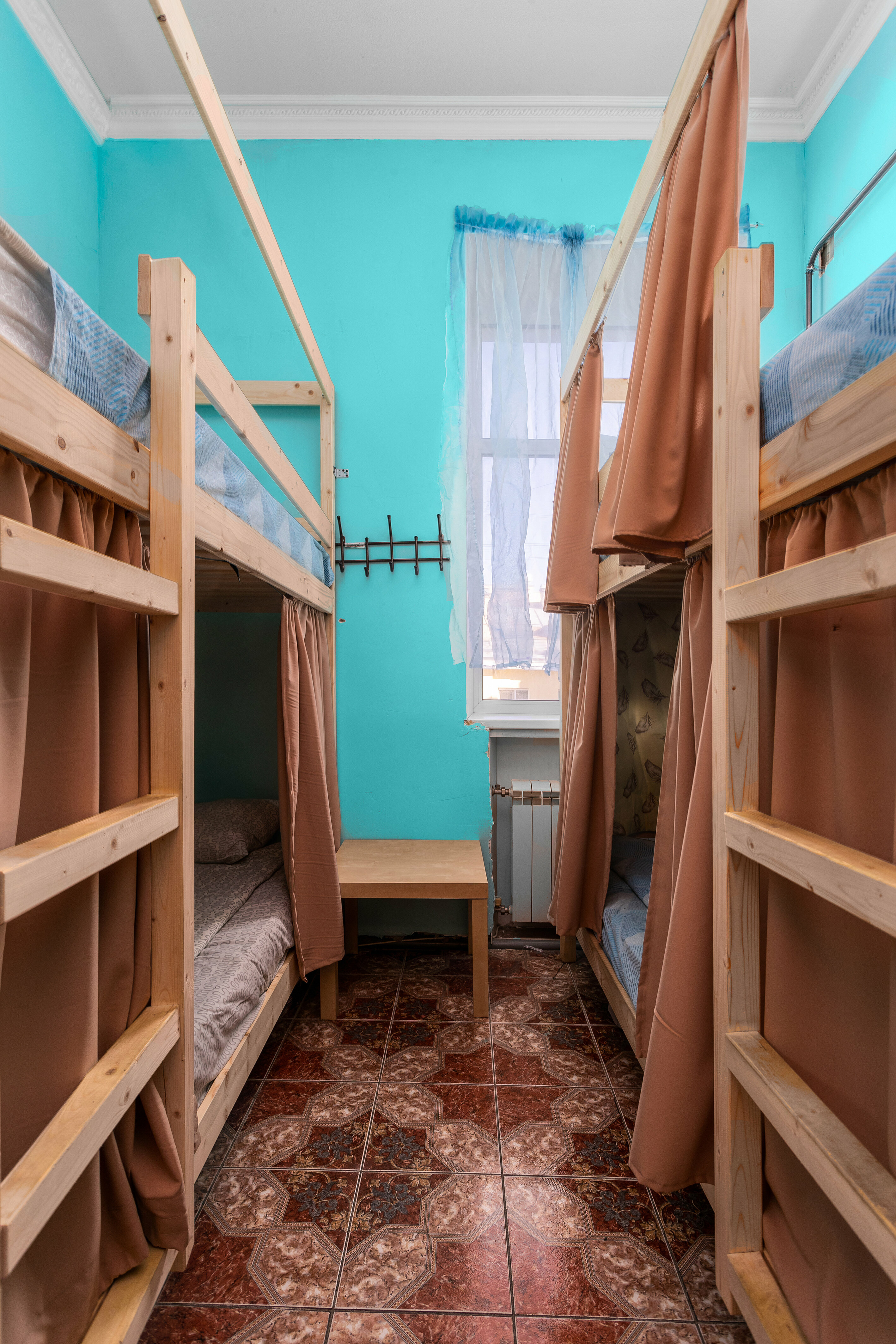 Спальное место на двухъярусной кровати в общем номере для женщин