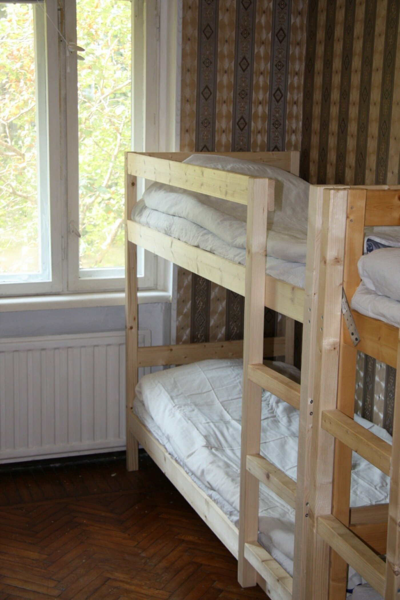 Спальное место на двухъярусной кровати в общем номере для мужчин и женщин