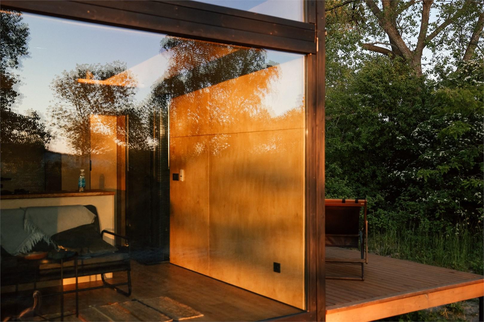 Большой Хитте с террасой и панорамным окном | красивый вид на дюны, сквозь которые частично видно море