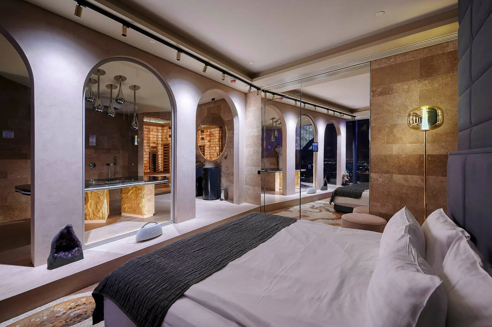 "SKY SPA ROOM" — самые вкуснейшие апартаменты-студия на 77-м этаже башни Федерация "Восток" с открытой ванной, соляной баней, горизонтальным и вертикальным душем.