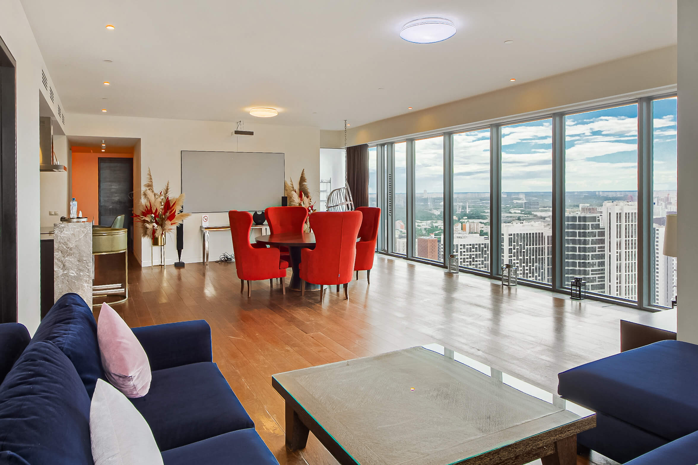 "SKY LOUNGE" — угловые панорамные апартаменты на 43-м этаже башни "ОКО" с кинотеатром и открытой ванной.