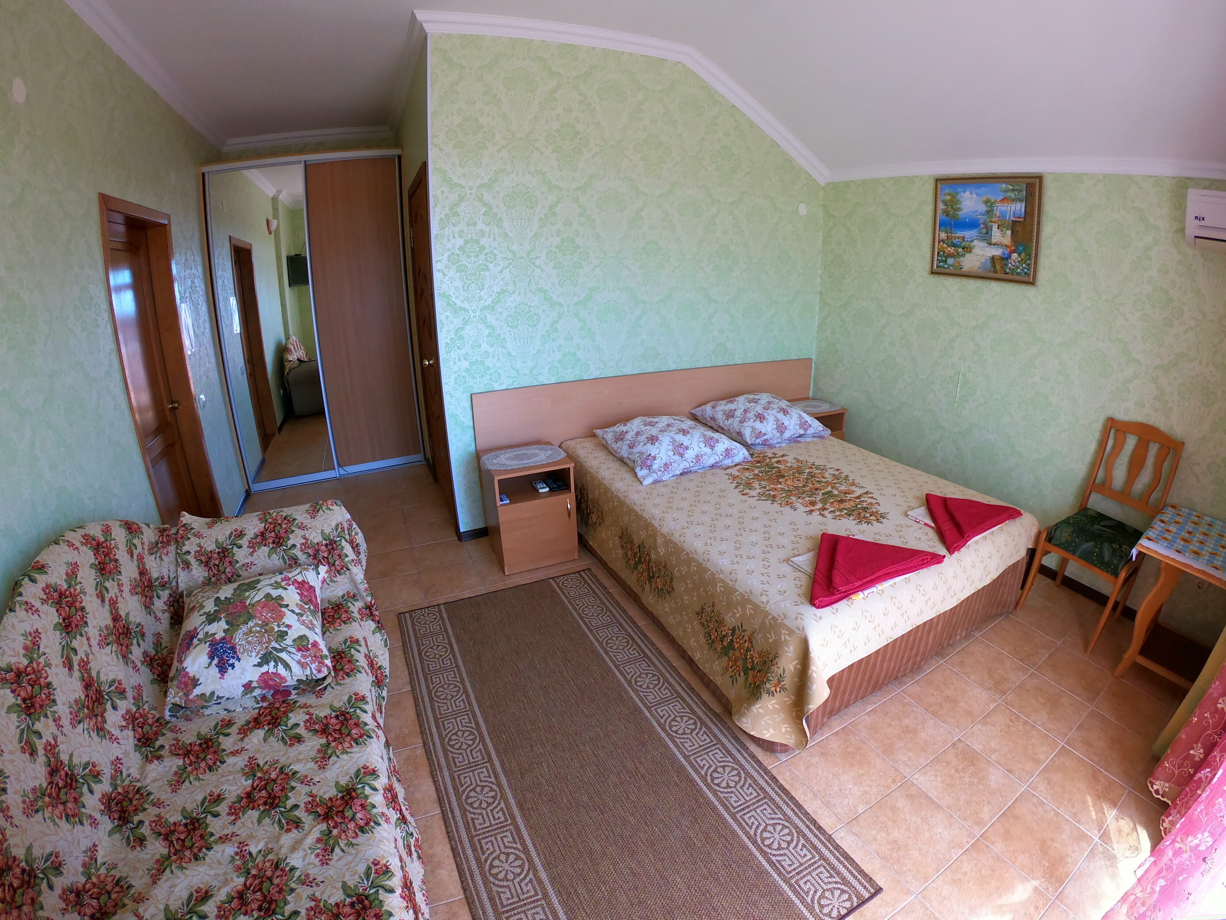 Трехместный номер с собственной ванной комнатой