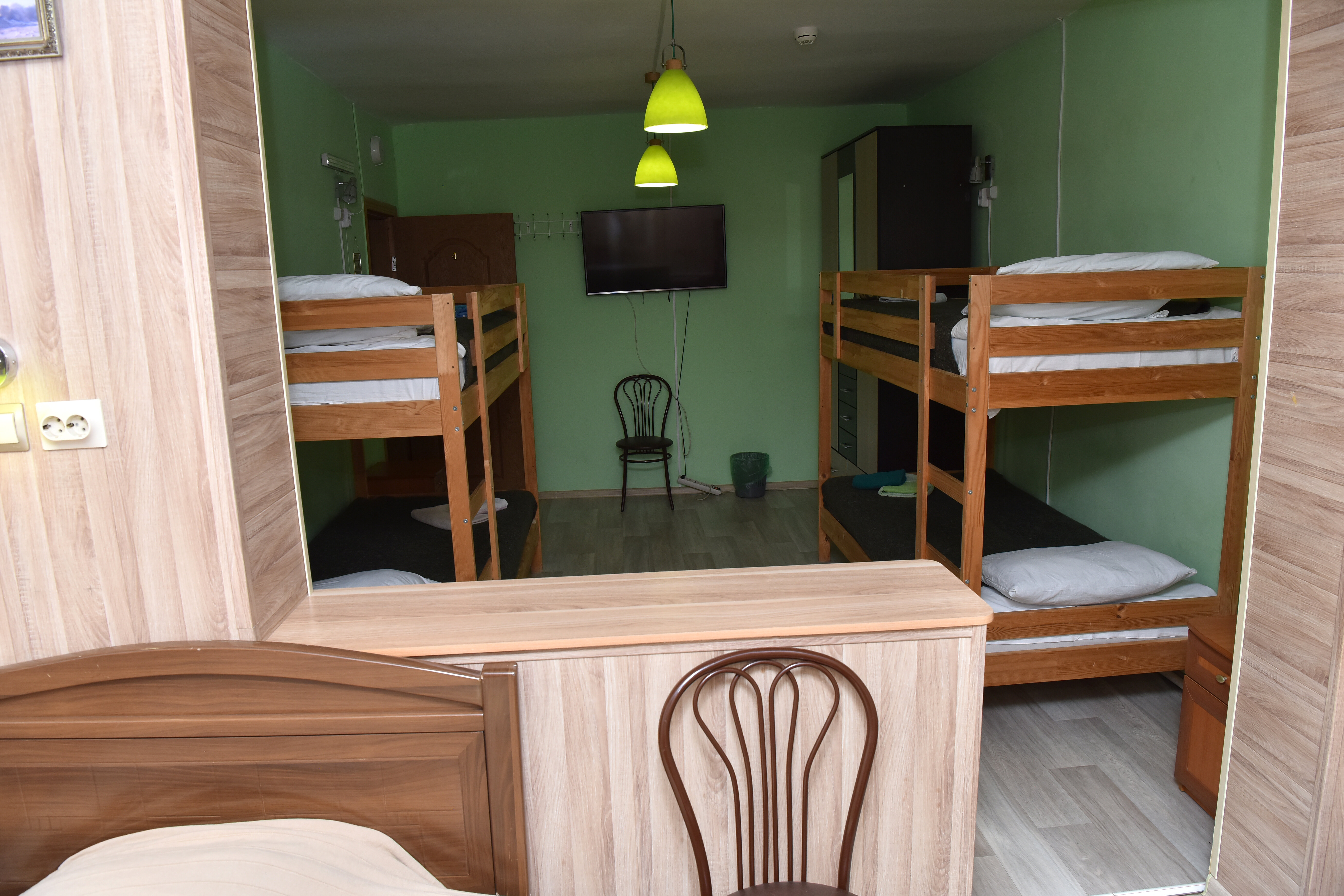 Кровать в общем 6-местном номере для мужчин и женщин