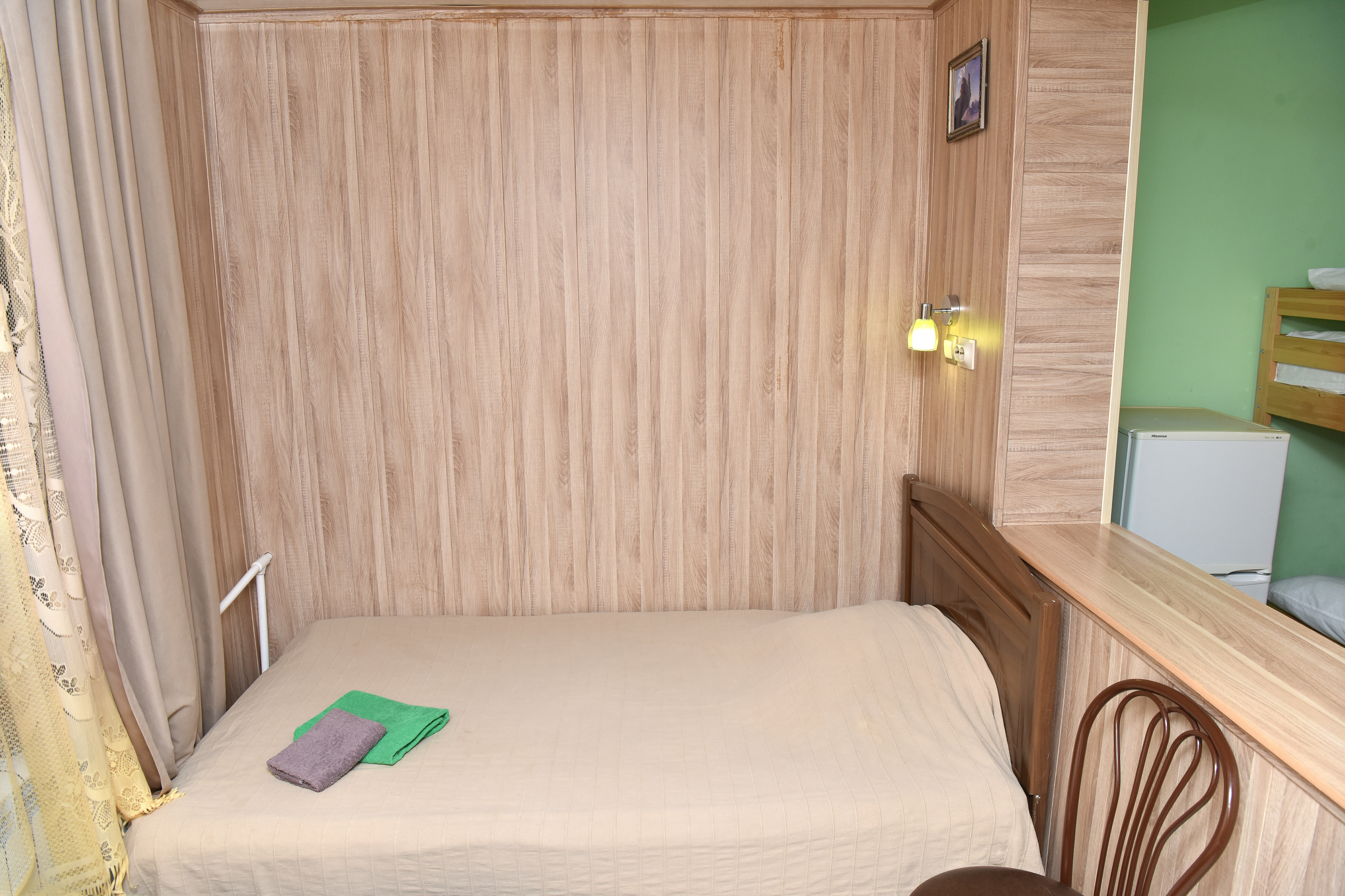 Кровать в общем 6-местном номере для мужчин и женщин