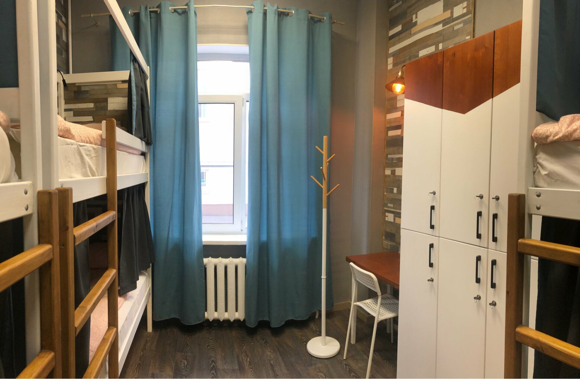 Кровать в общем 6-местном номере для мужчин и женщин