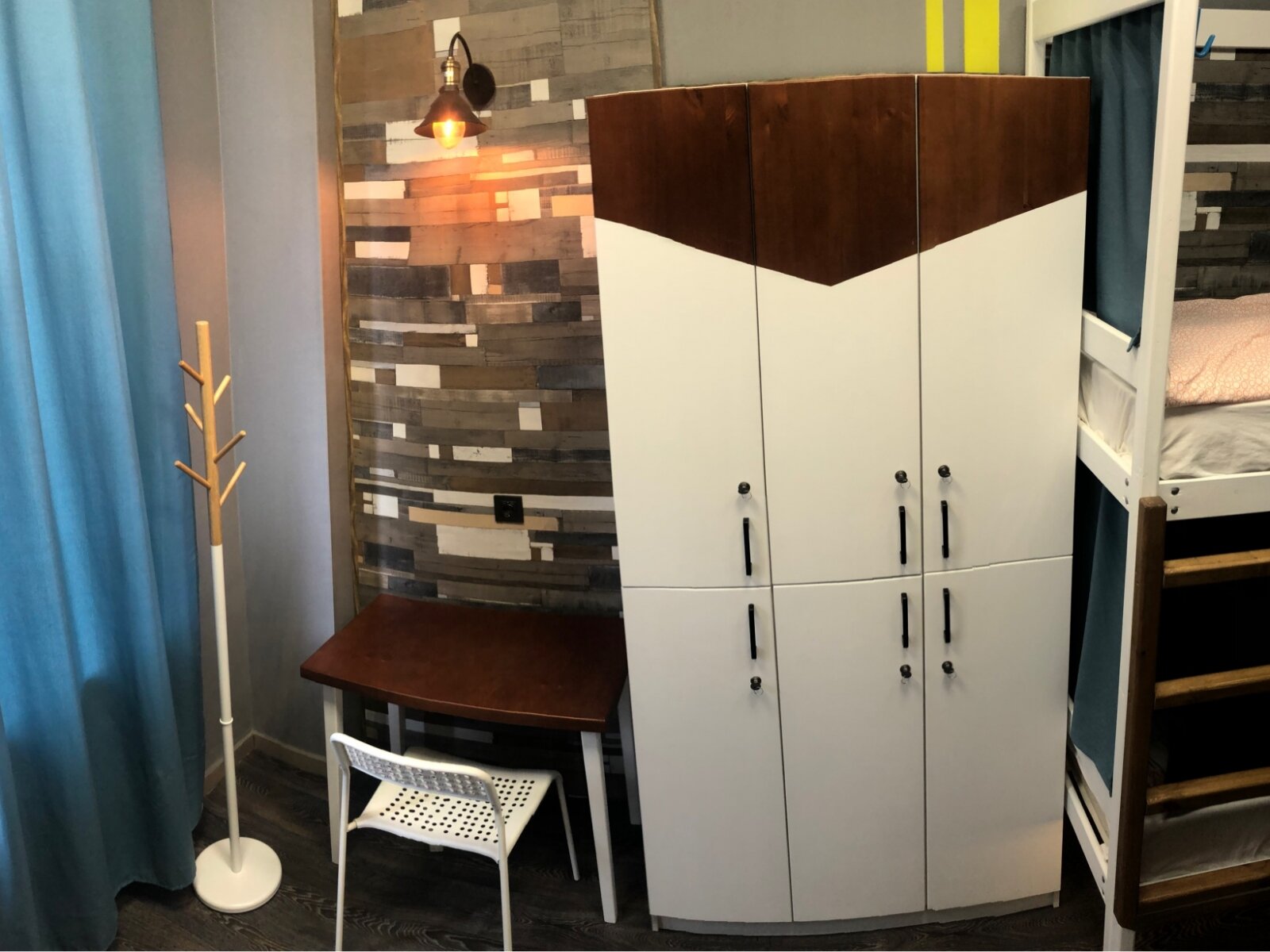 Кровать в общем 6-местном номере для мужчин и женщин