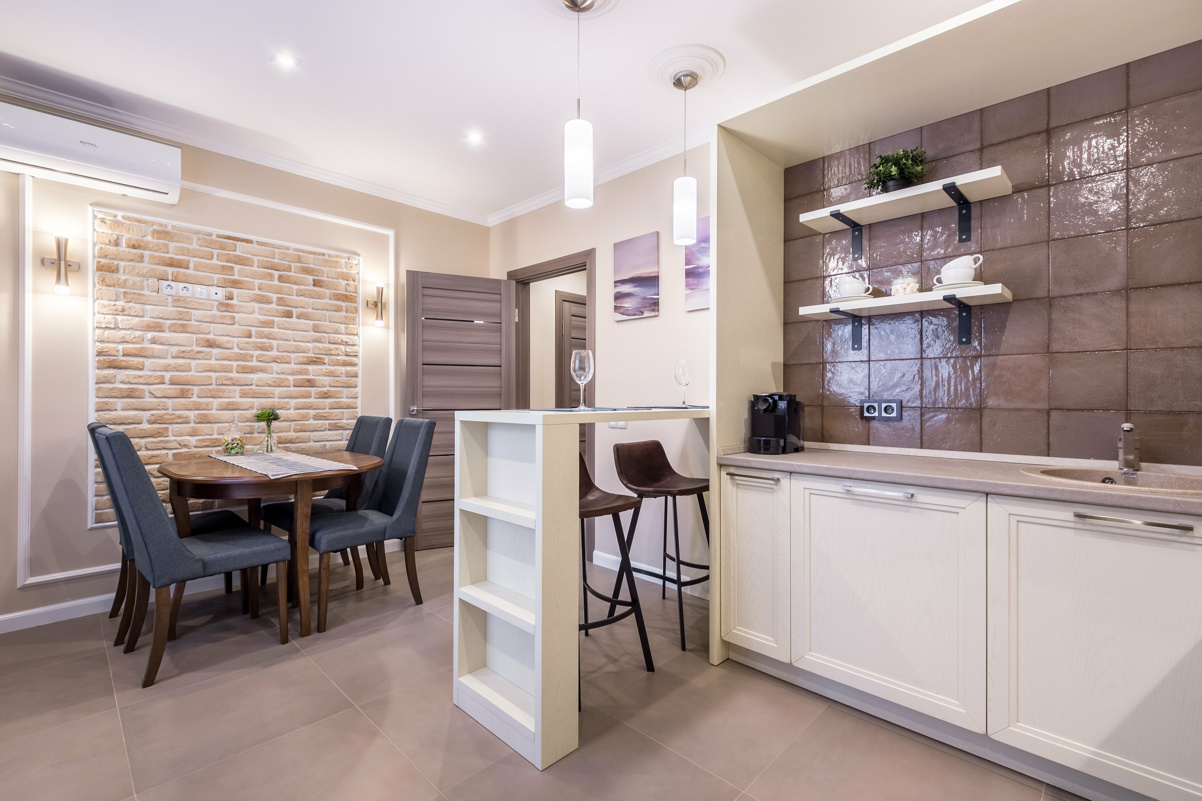 Апартаменты бизнес-класса с кроватью king-size, кухней и балконом (вид на внутренний дворик; ночью нет шума от машин и т. д.).