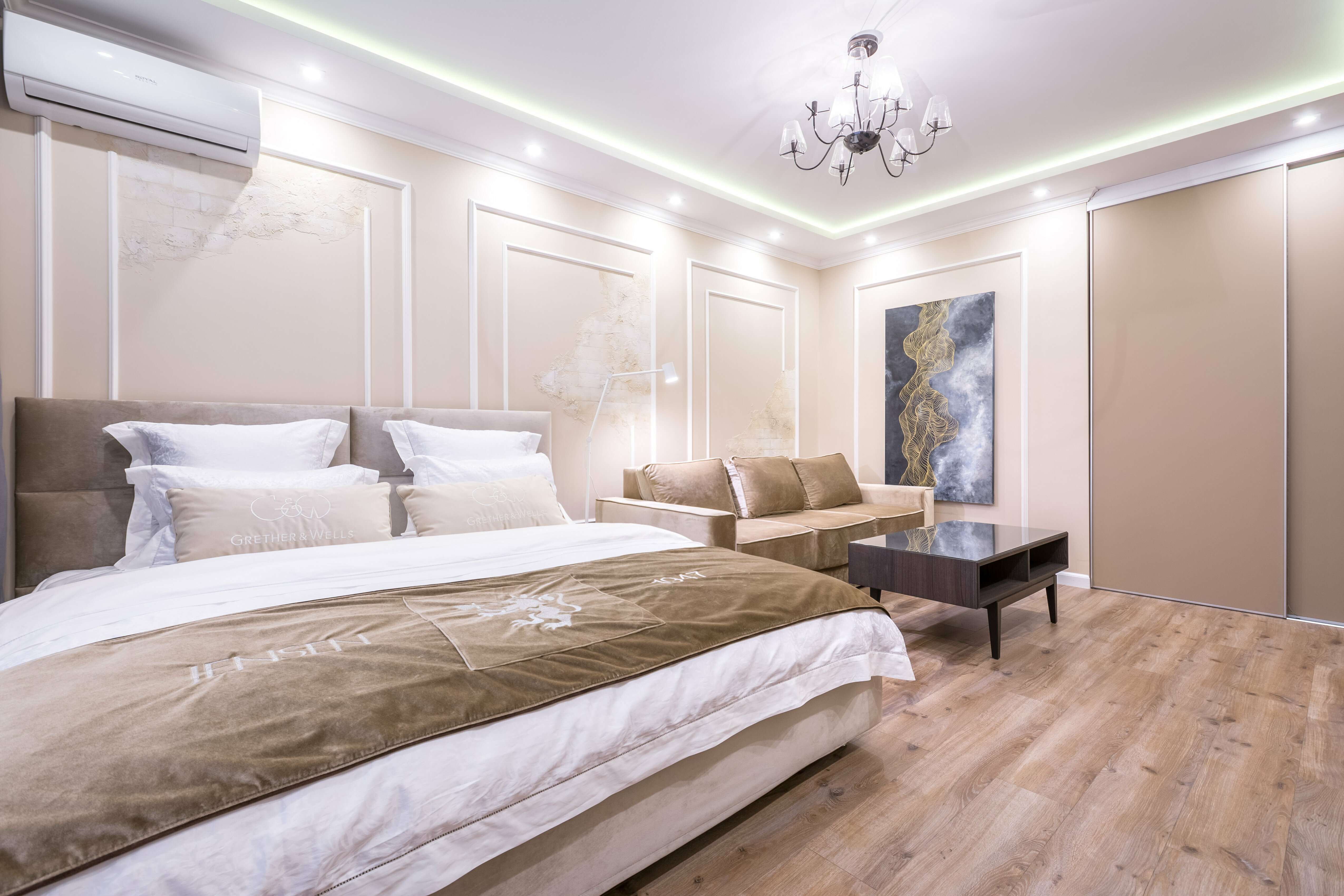 Апартаменты бизнес-класса с кроватью king-size, кухней и балконом (вид на внутренний дворик; ночью нет шума от машин и т. д.).