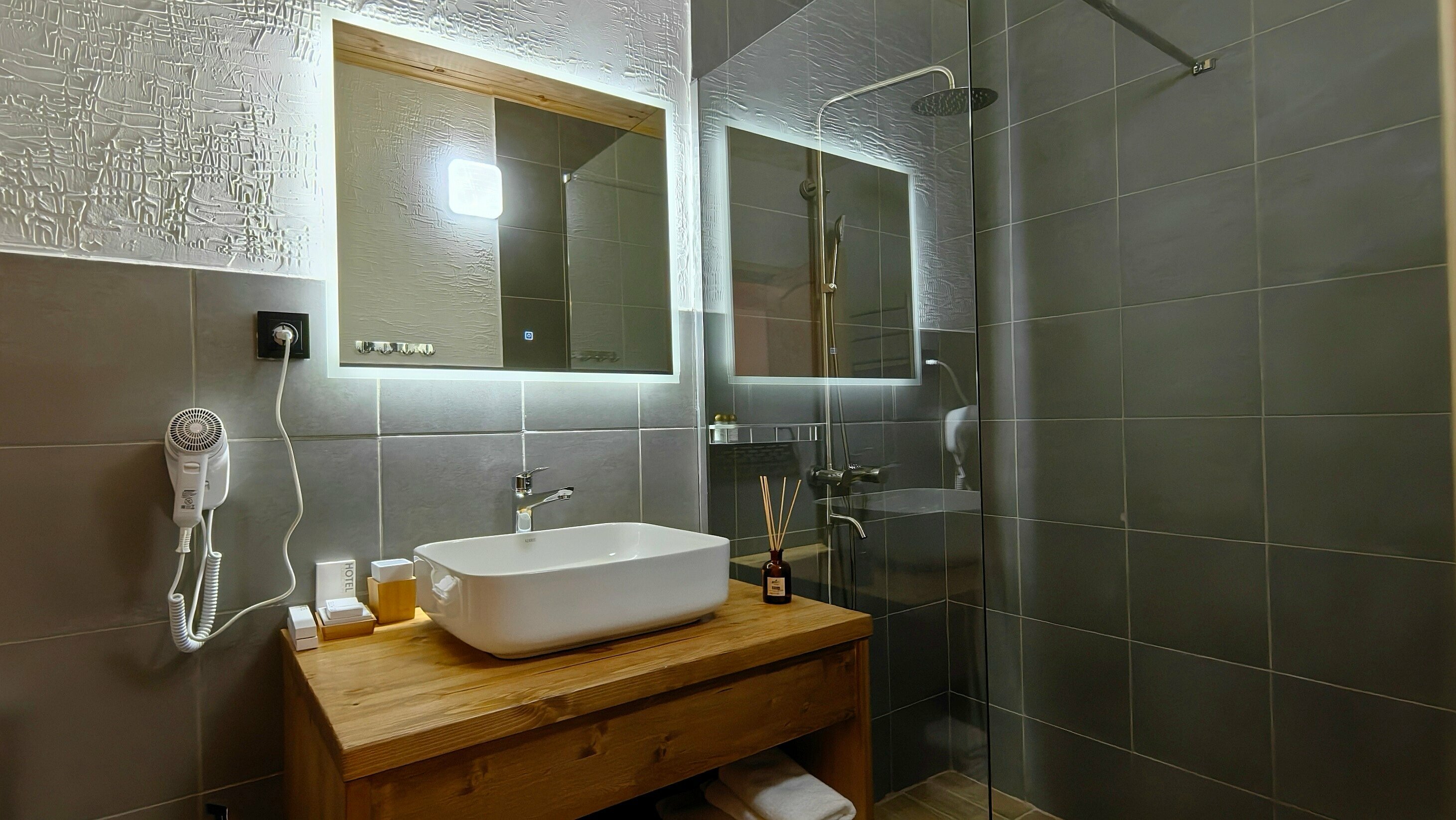 Домик с беседкой и мангалом в лесу