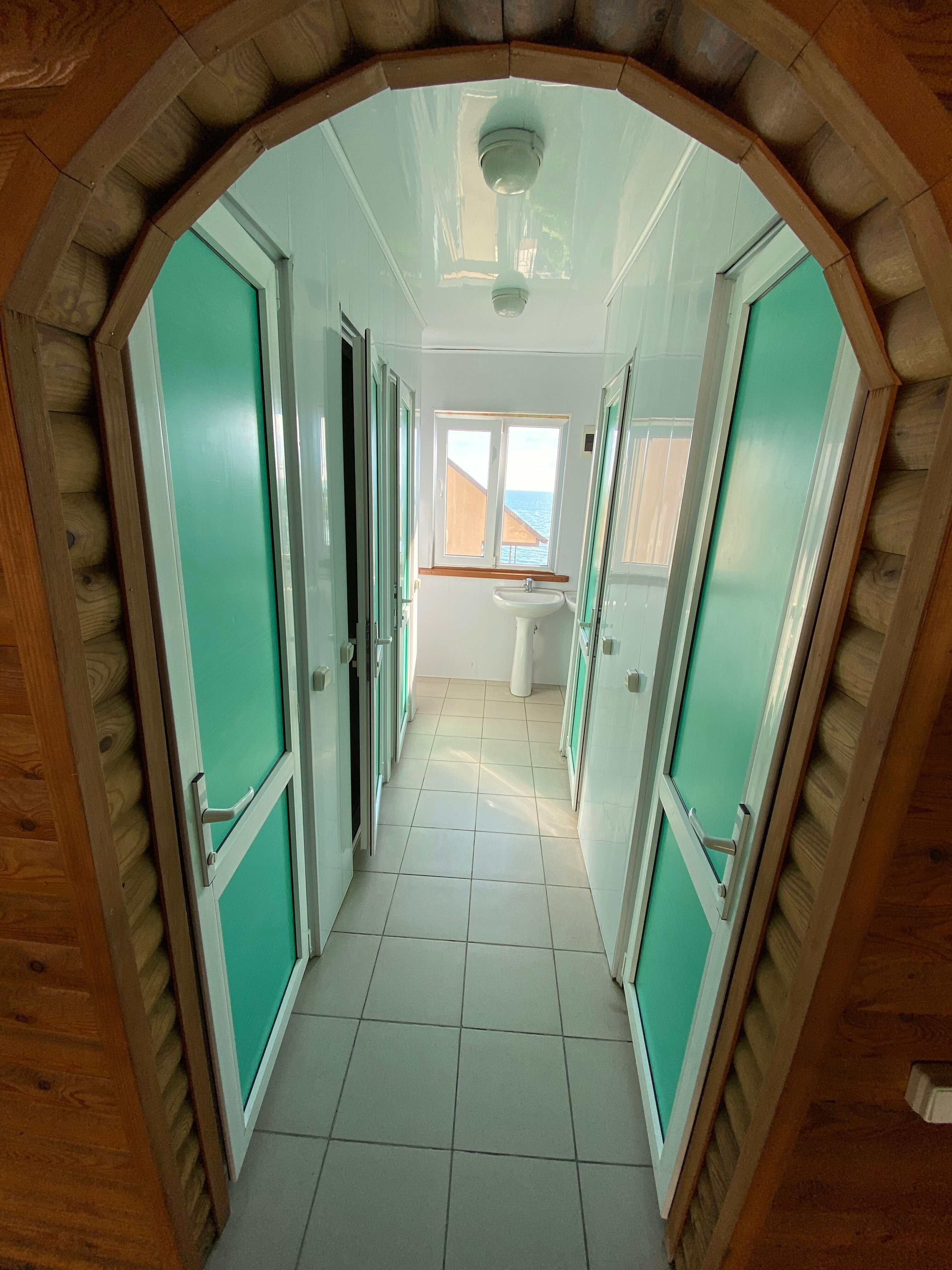 Трехместный номер с основными удобствами и общей ванной комнатой