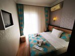 Economic Double Room with Balcony Lower Floor в Hotel Broken Column