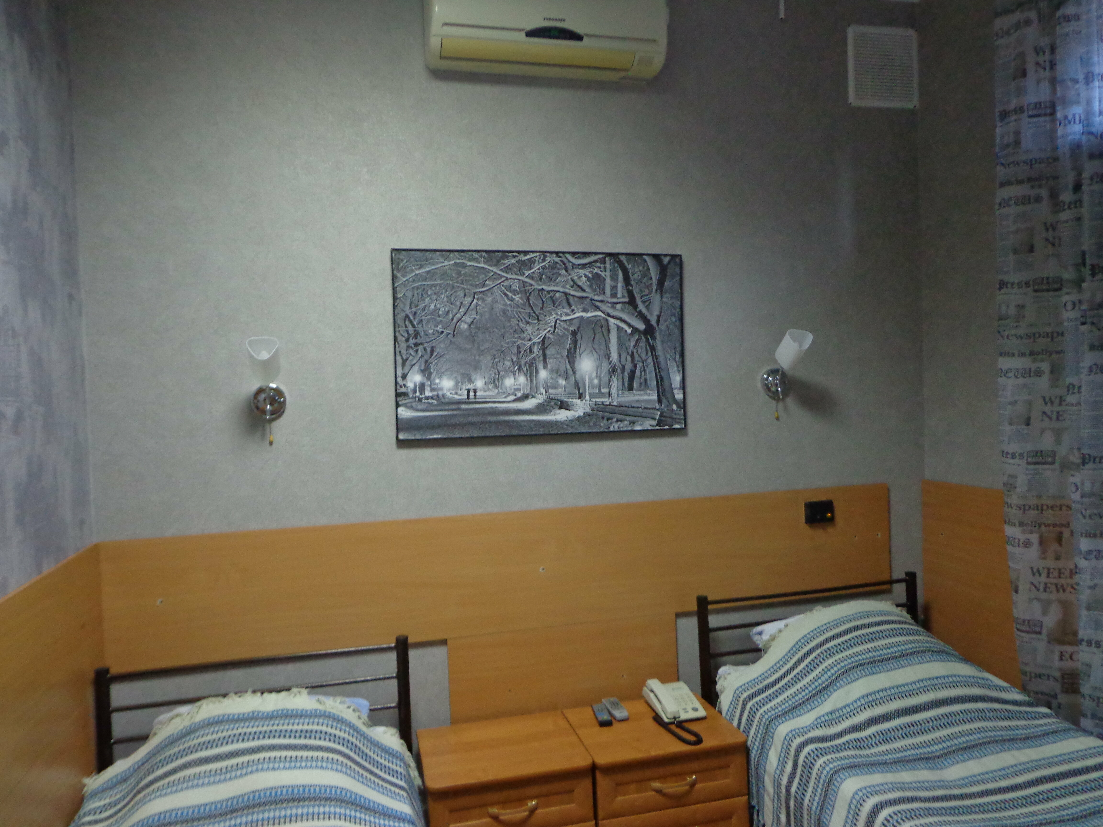 Двухместный номер с 2 отдельными кроватями и общей ванной комнатой