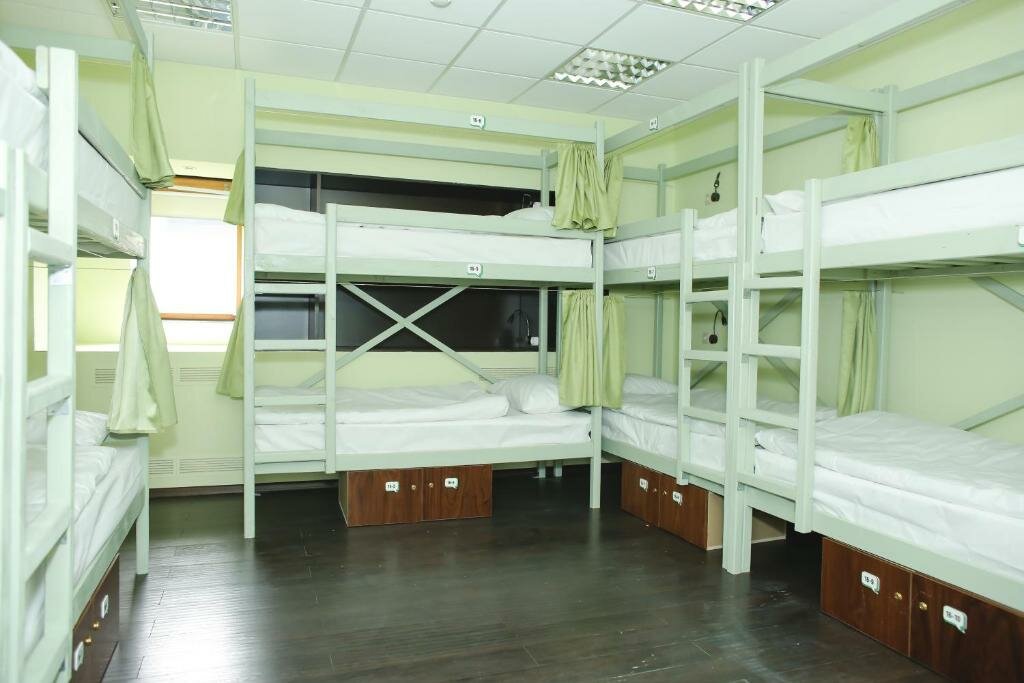 Спальное место на двухъярусной кровати в общем номере для мужчин