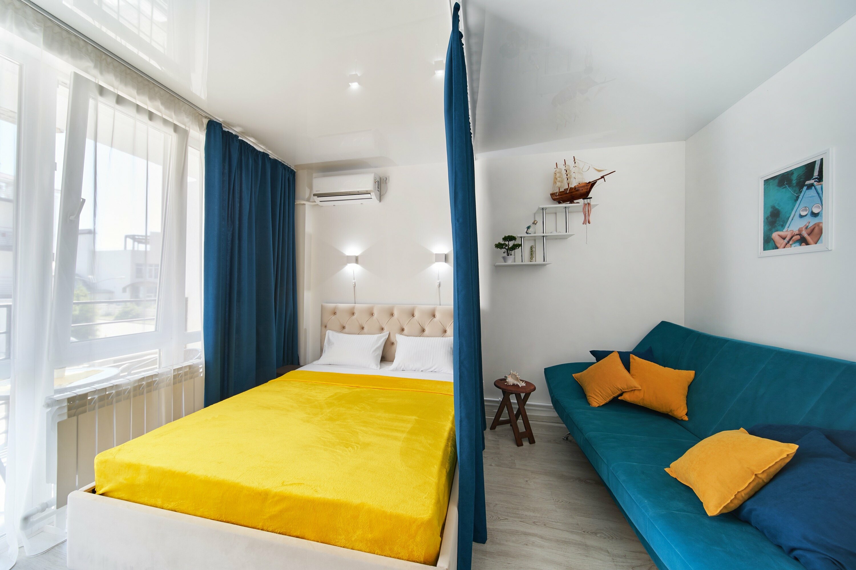 Семейный номер с боковым видом на море