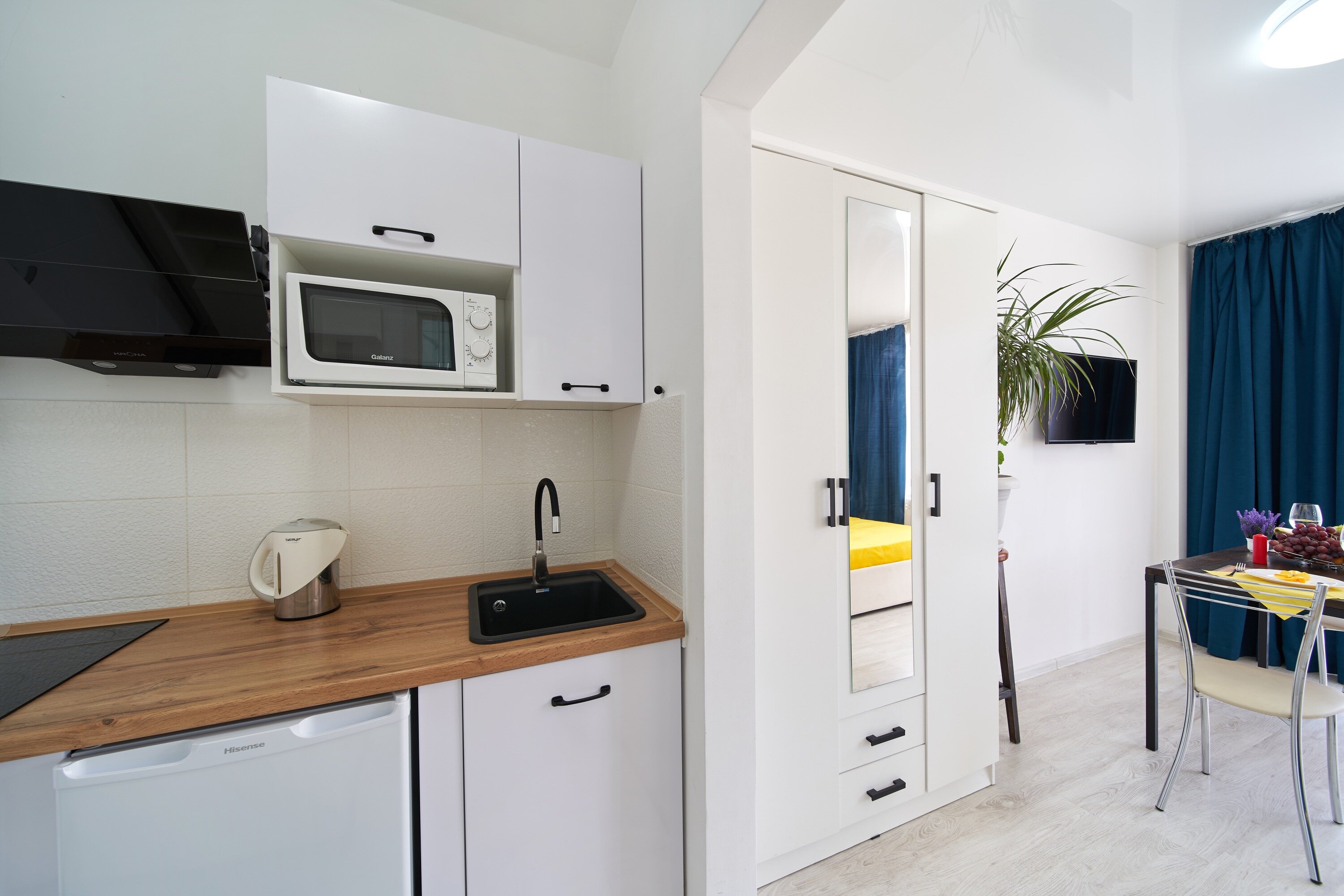 Семейный номер с боковым видом на море