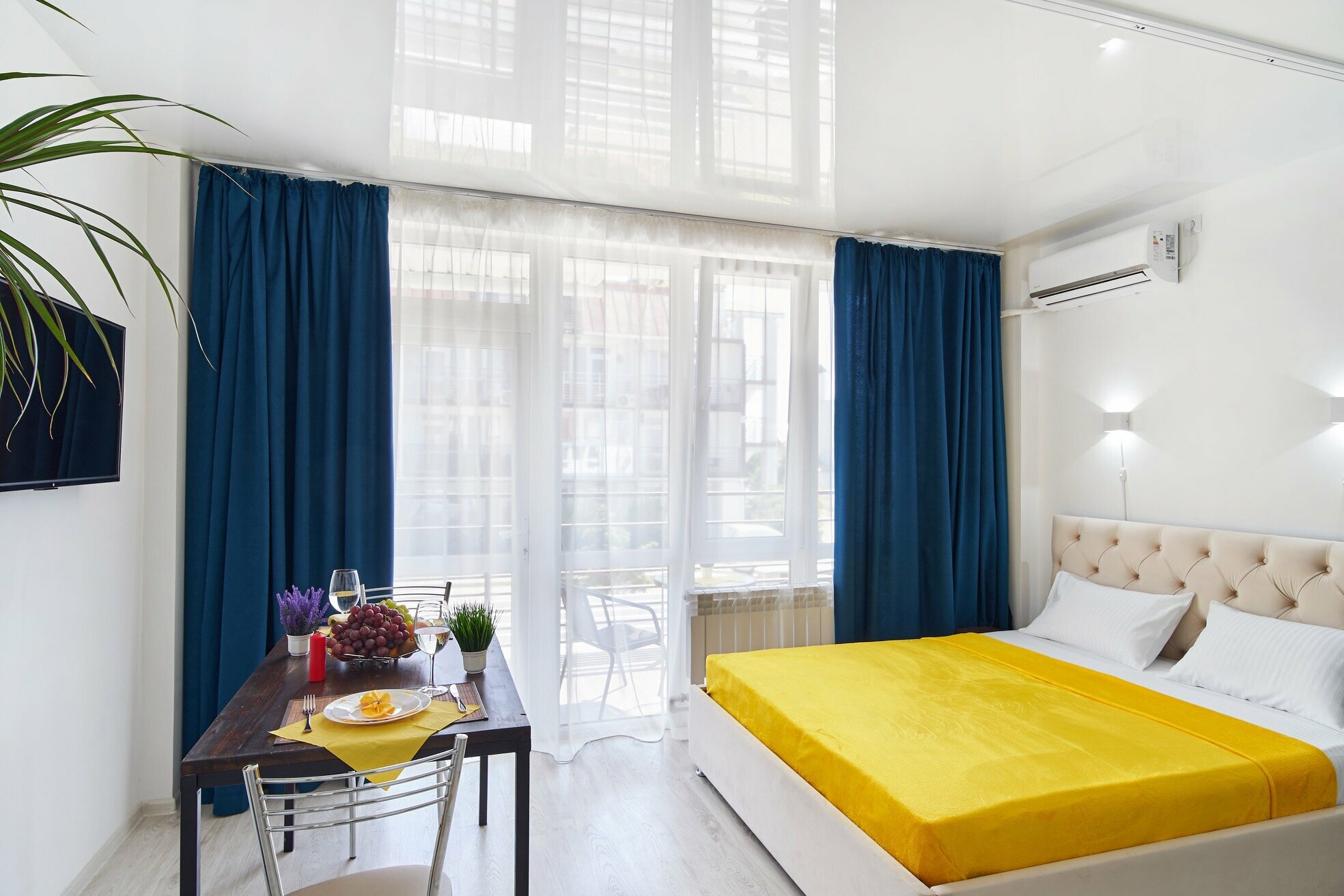 Семейный номер с боковым видом на море