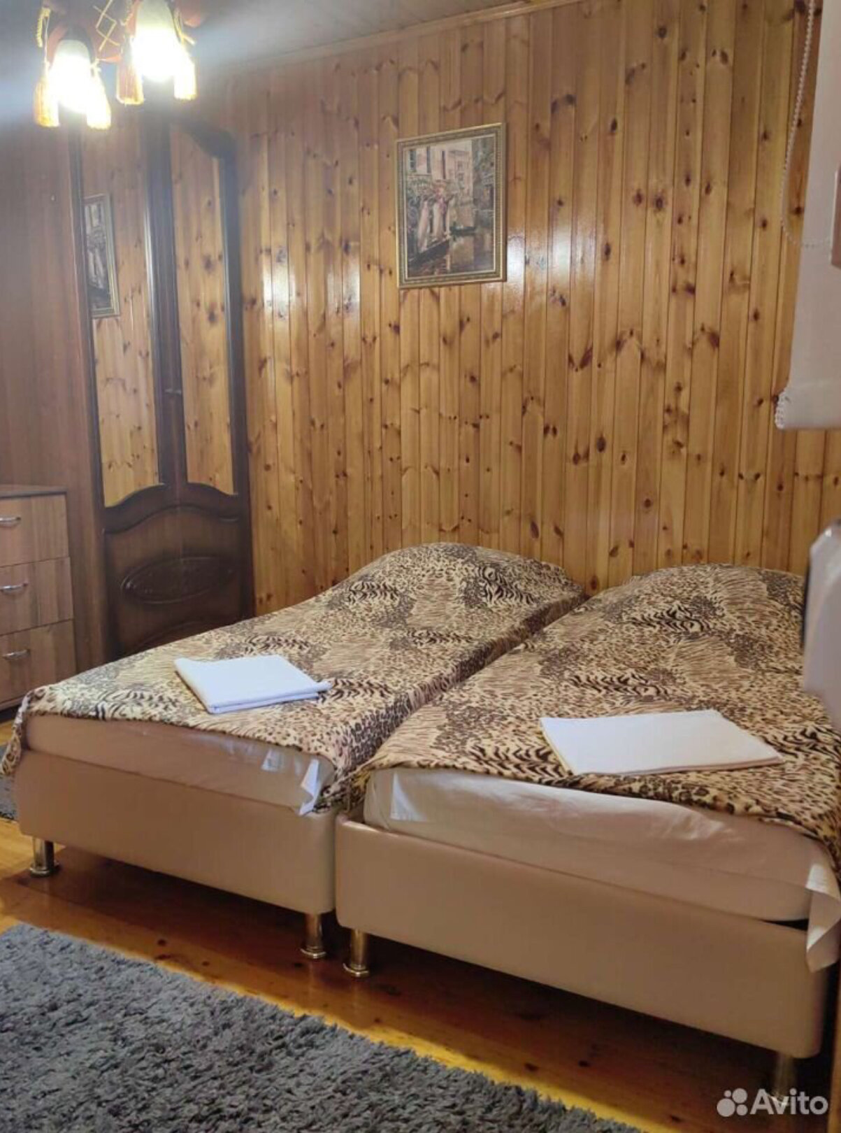 Двухместный номер с 2 отдельными кроватями общим душем и туалетом