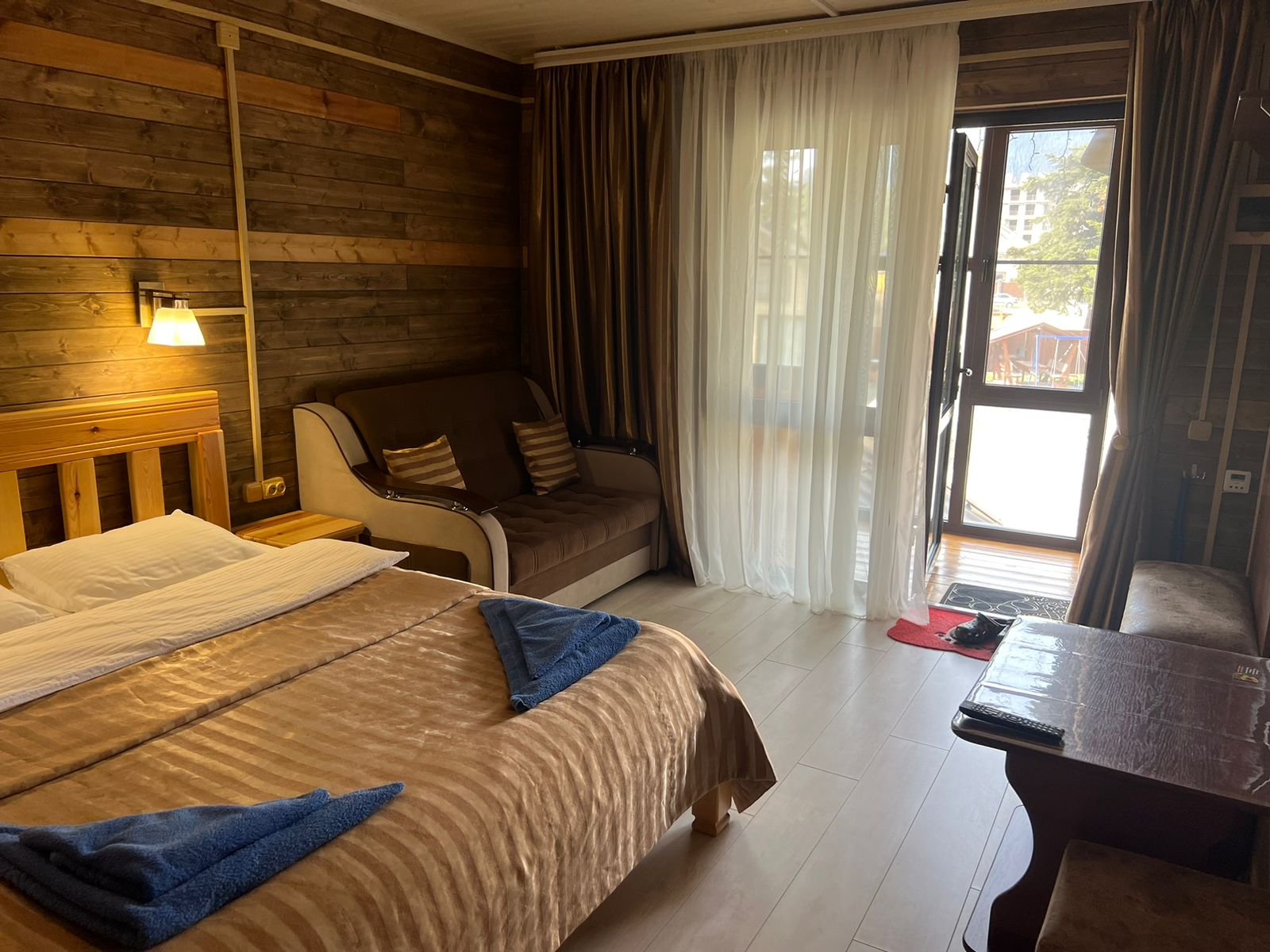 Трехместный номер с видом на горы