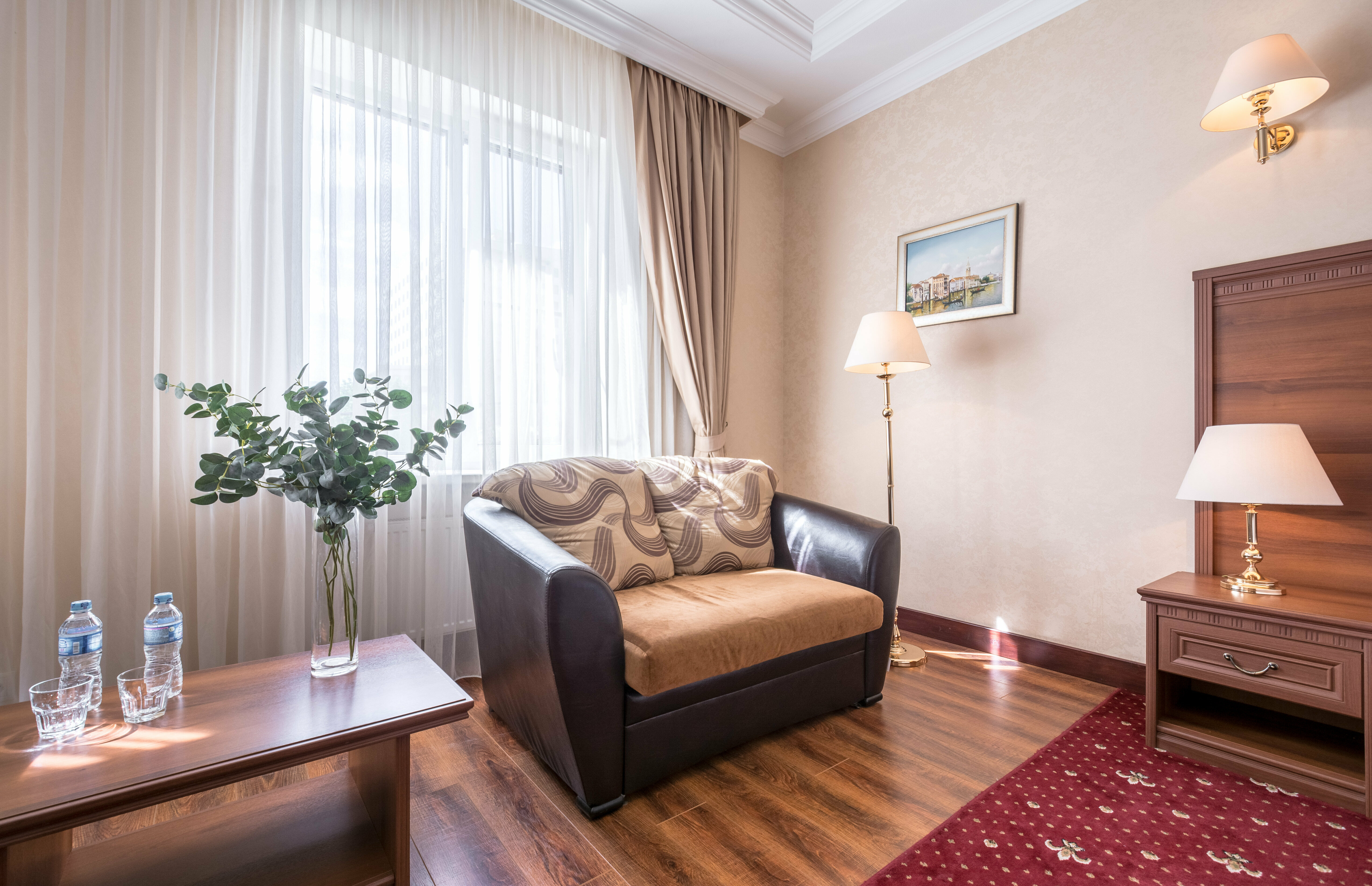 Полулюкс (просторный, с высокими потолками — 3,2 метра)