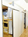 Номер с 2 односпальными кроватями, смежные ванная комната и спальня в Ant Hostel Barcelona