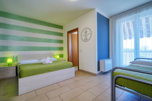 Трехместный номер, балкон, частичный вид на озеро в The Lighthouse Rooms