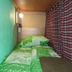 Нижняя кровать в общем 6-местном номере для женщин (удобства на этаже) в Балконsky