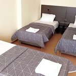 4-местный номер стандарт с 4 односпальными кроватями в Smart Hotel