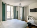 Улучшенный номер (with a double bed and a single bed) в Ibis Styles Asnières Centre