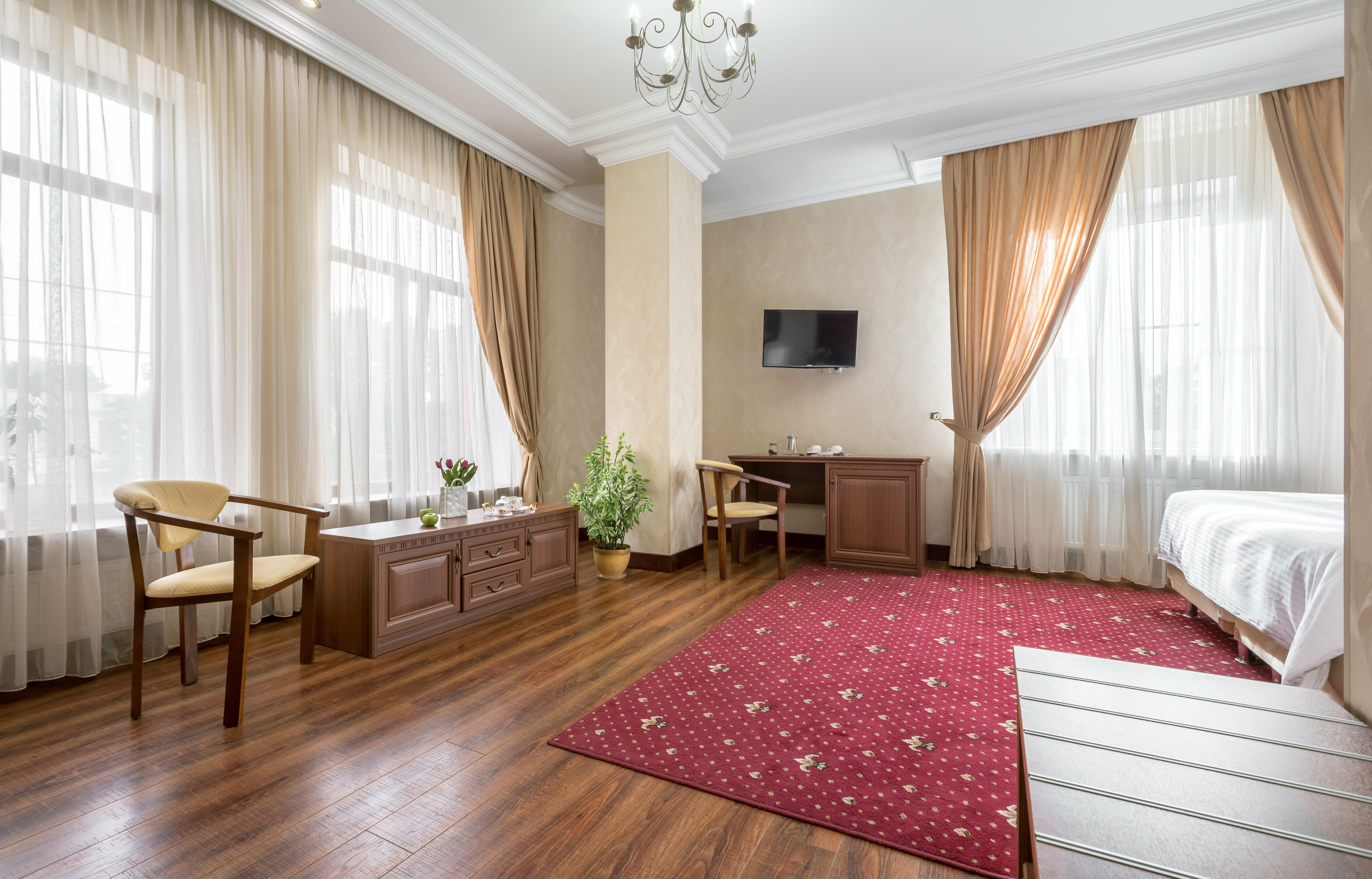 Делюкс с видом на город (просторный, с высокими потолками 3,2 м и кроватью king-size).