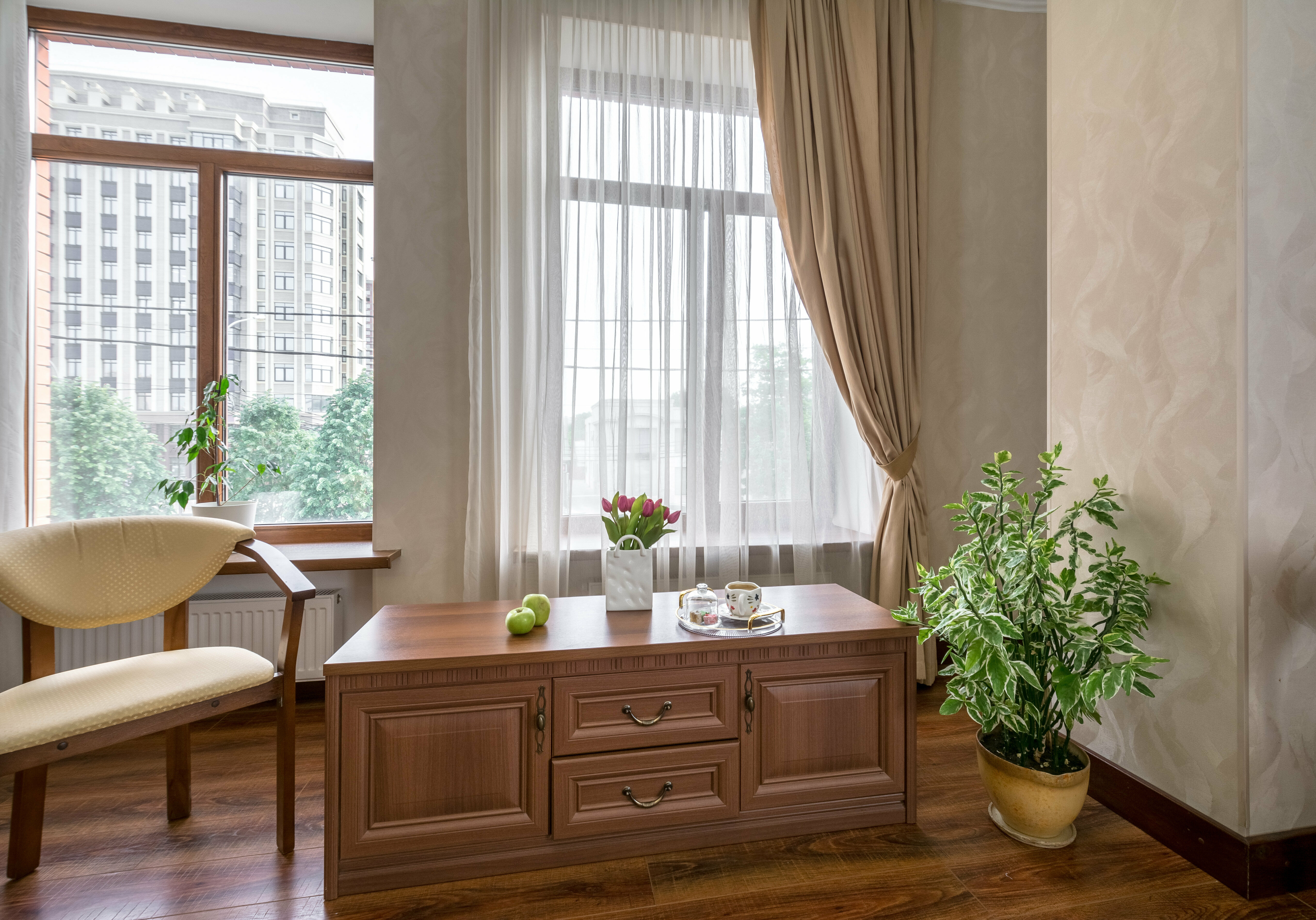 Делюкс с видом на город (просторный, с высокими потолками 3,2 м и кроватью king-size).