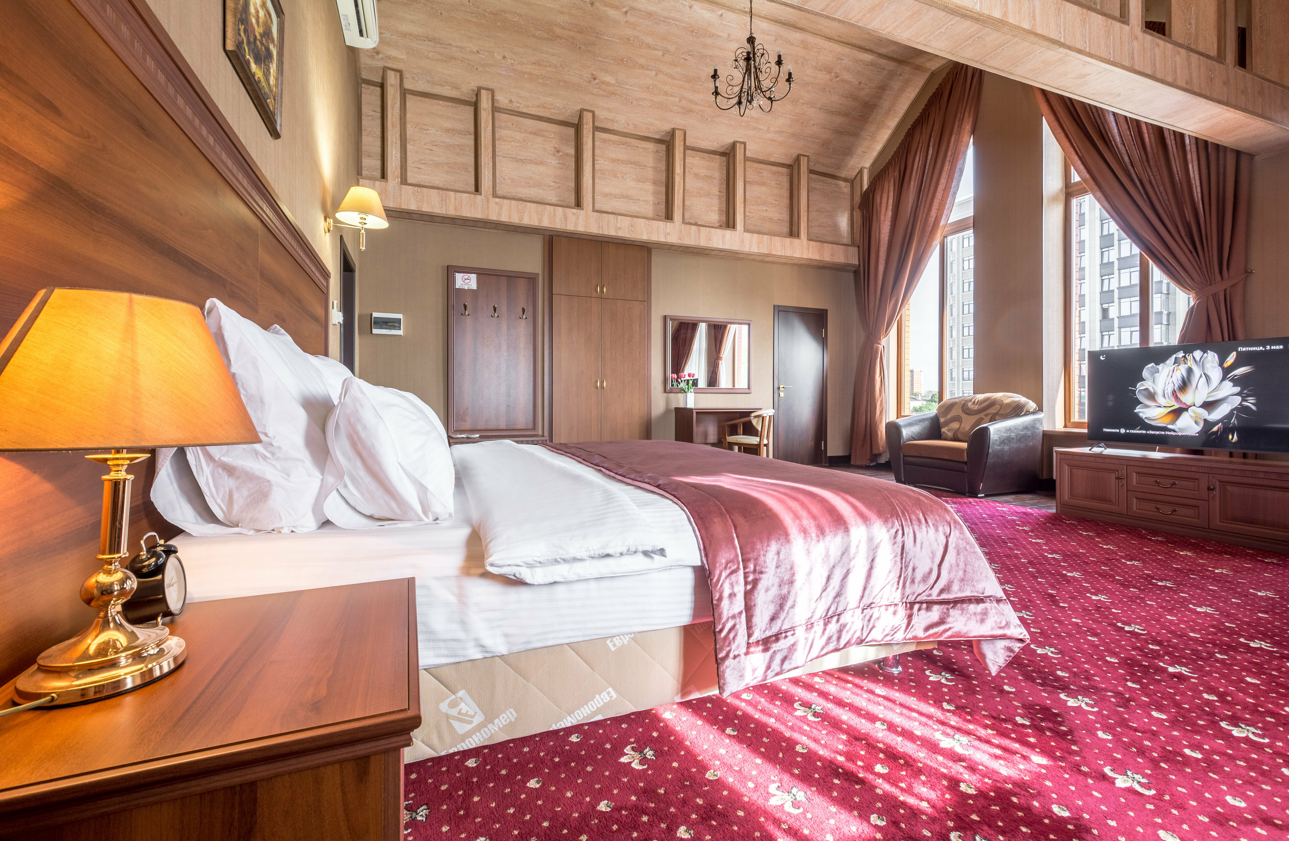 Люкс с видом на город (мансардный, с высокими потолками до 5 метров)