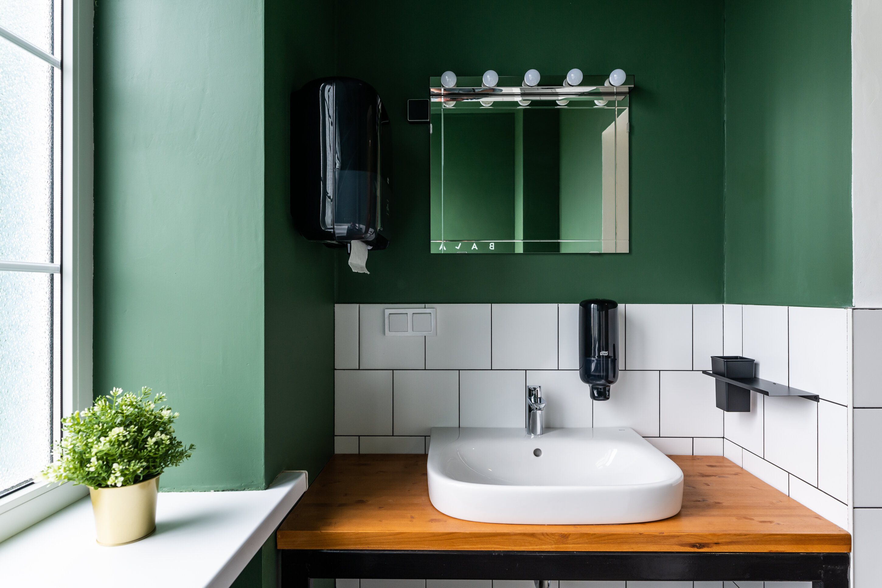 Эконом 2- местный TWIN с общим санузлом (душ и туалет на два номера)