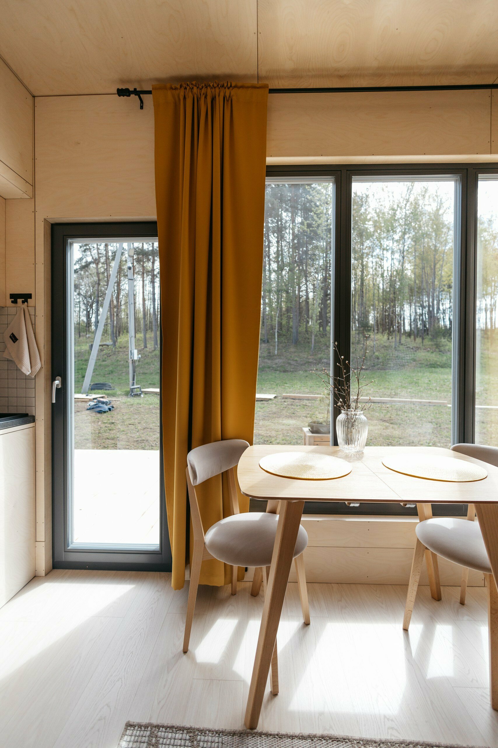 Дом с панорамными окнами и видом на лес