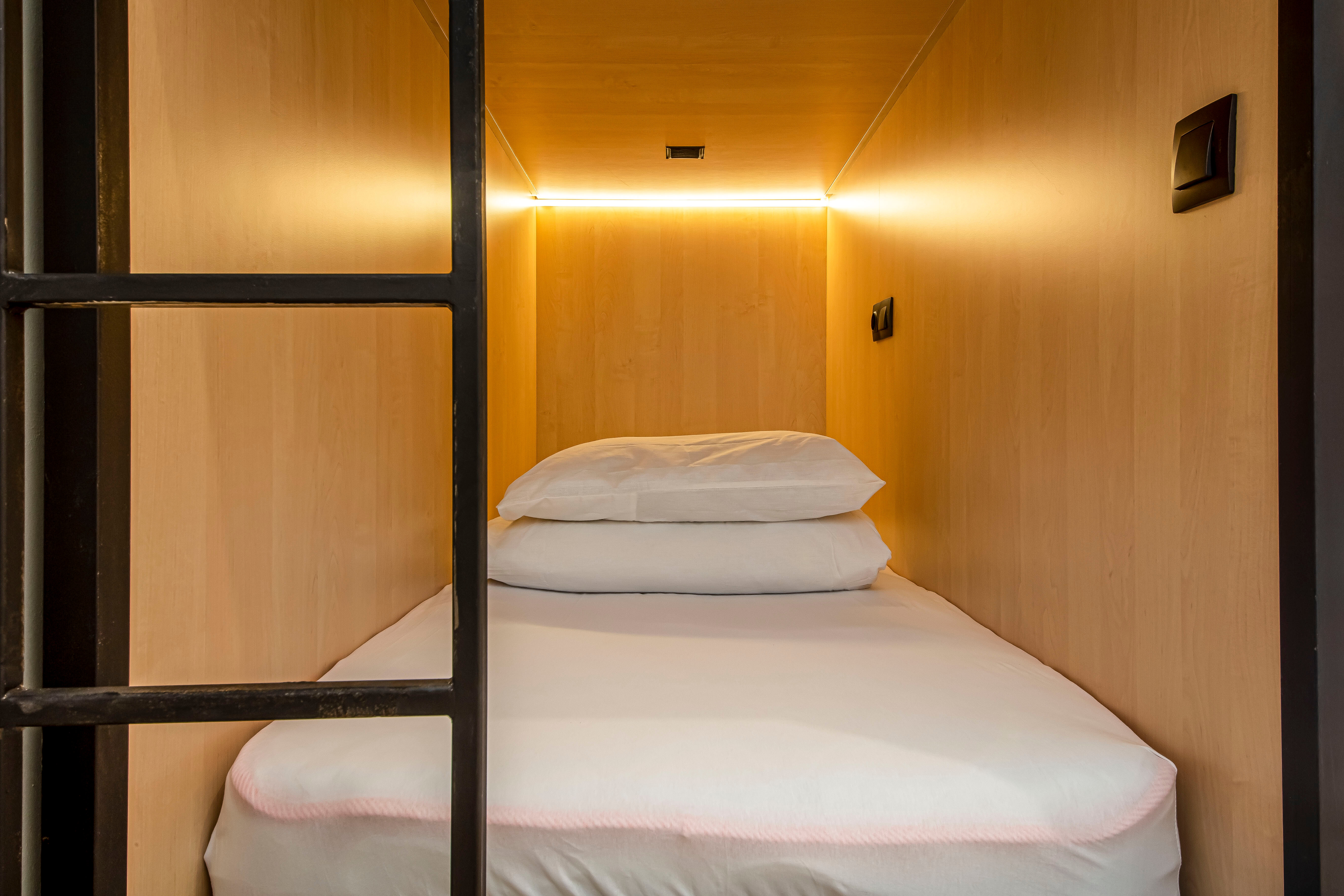 Односпальная кровать в общем номере