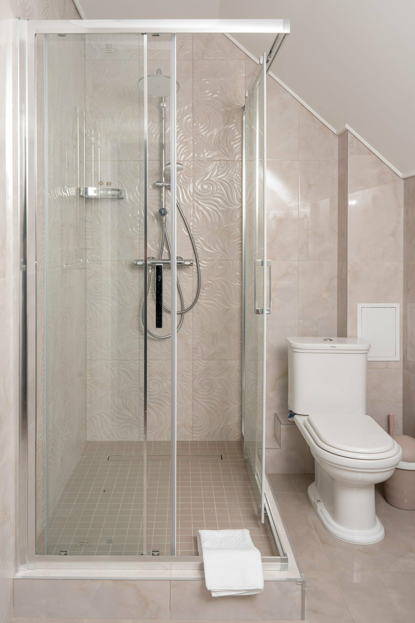 №102 Улучшенный двухместный номер с  1 -й двухспальной кроватью или двумя раздельными кроватями