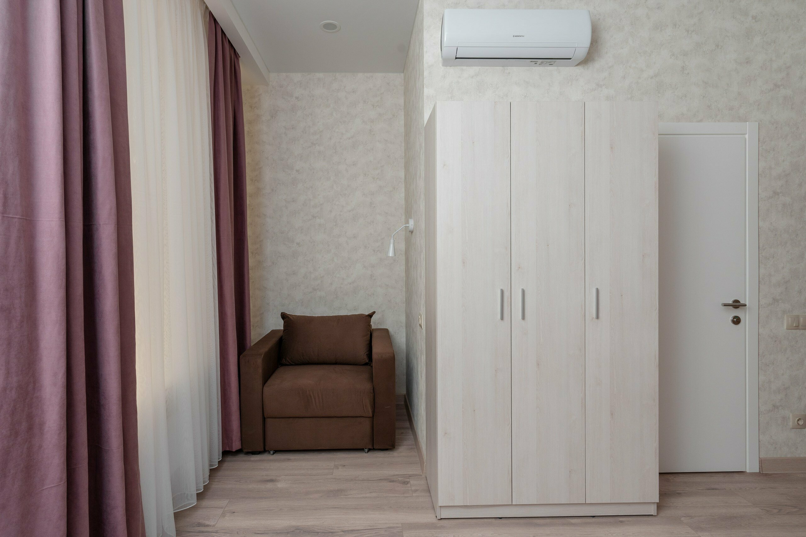 № 202 Семейный Люкс двухместный с 1 двухспальной кроватью.Трехместный (доп.место-кресло-кровать)