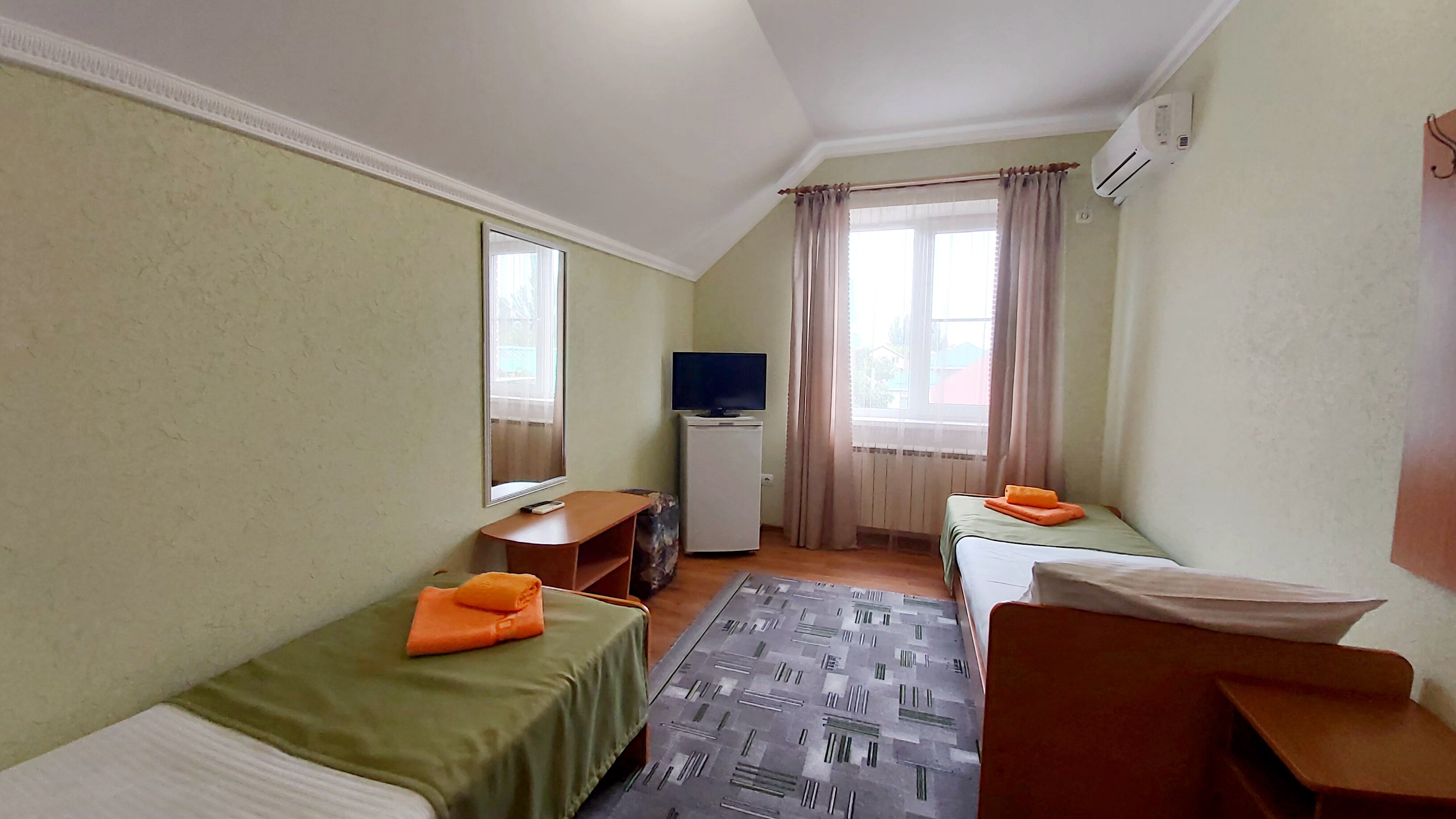 Двухместный номер эконом-класса с 2 отдельными кроватями