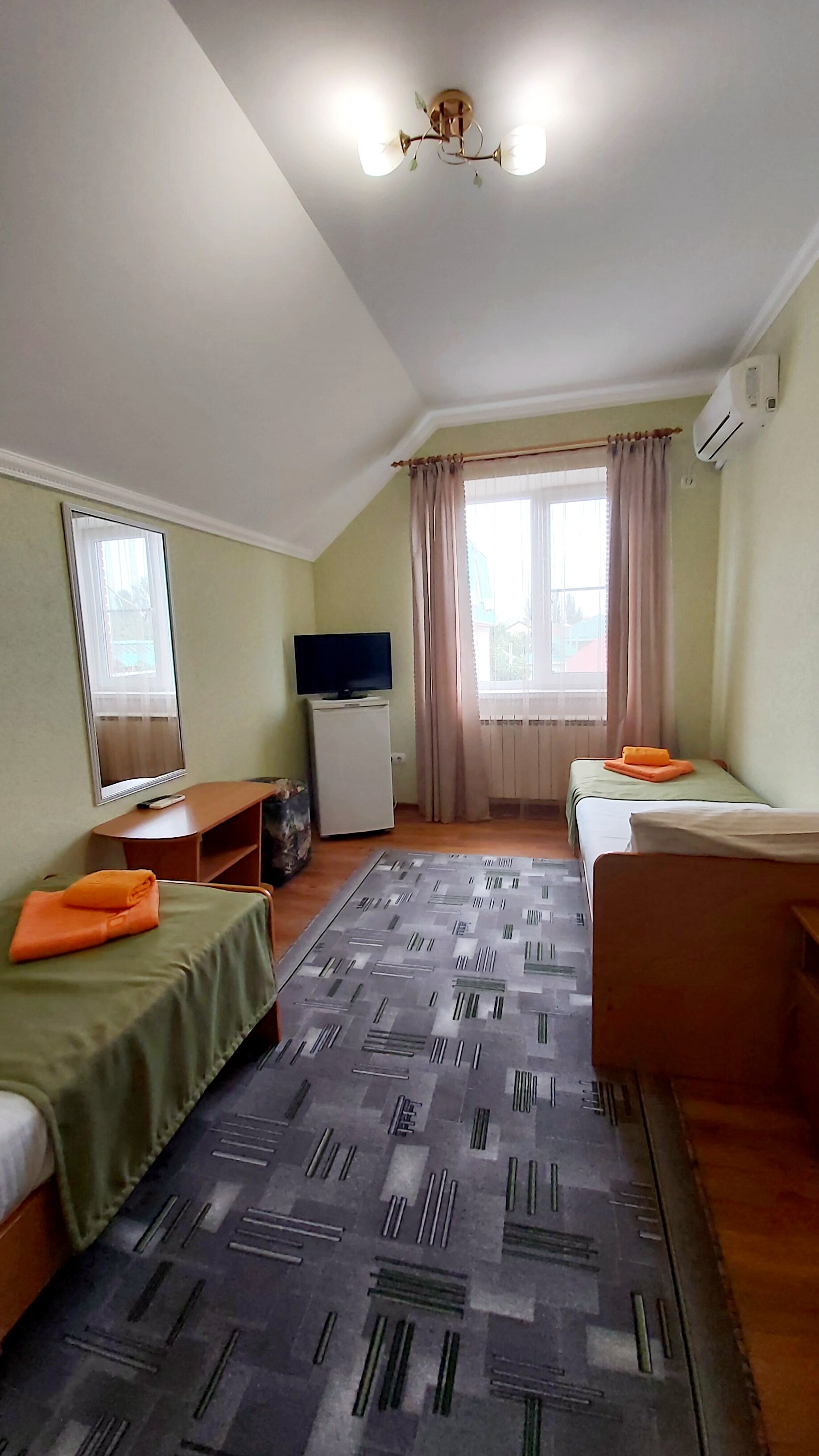 Двухместный номер эконом-класса с 2 отдельными кроватями