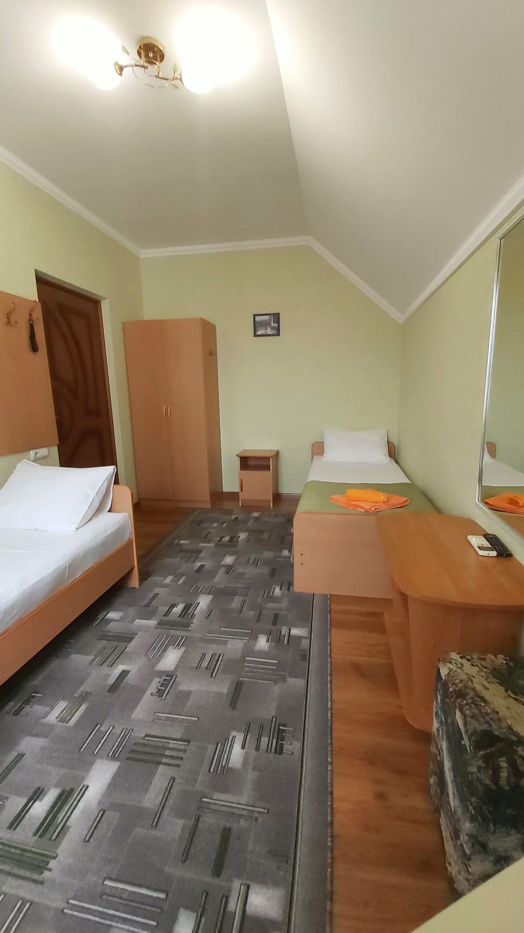 Двухместный номер эконом-класса с 2 отдельными кроватями