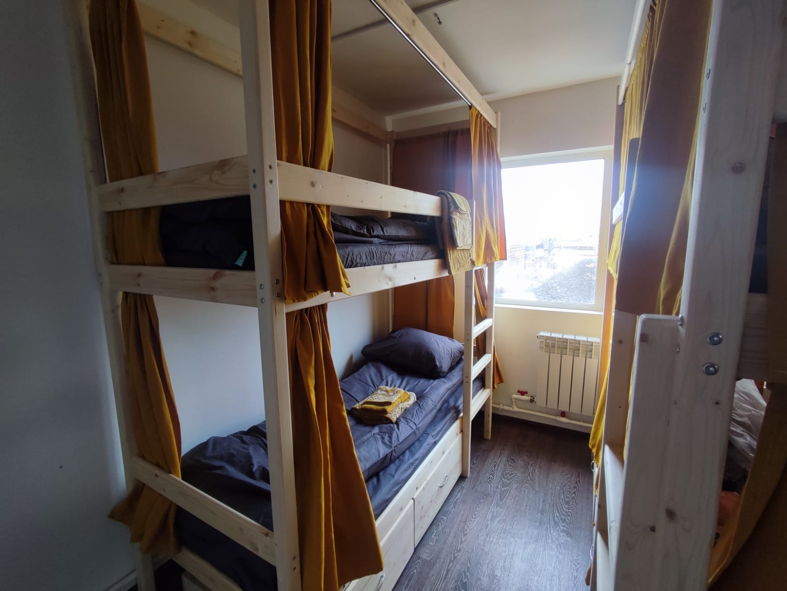 Кровать в общем 4-местном номере для мужчин и женщин