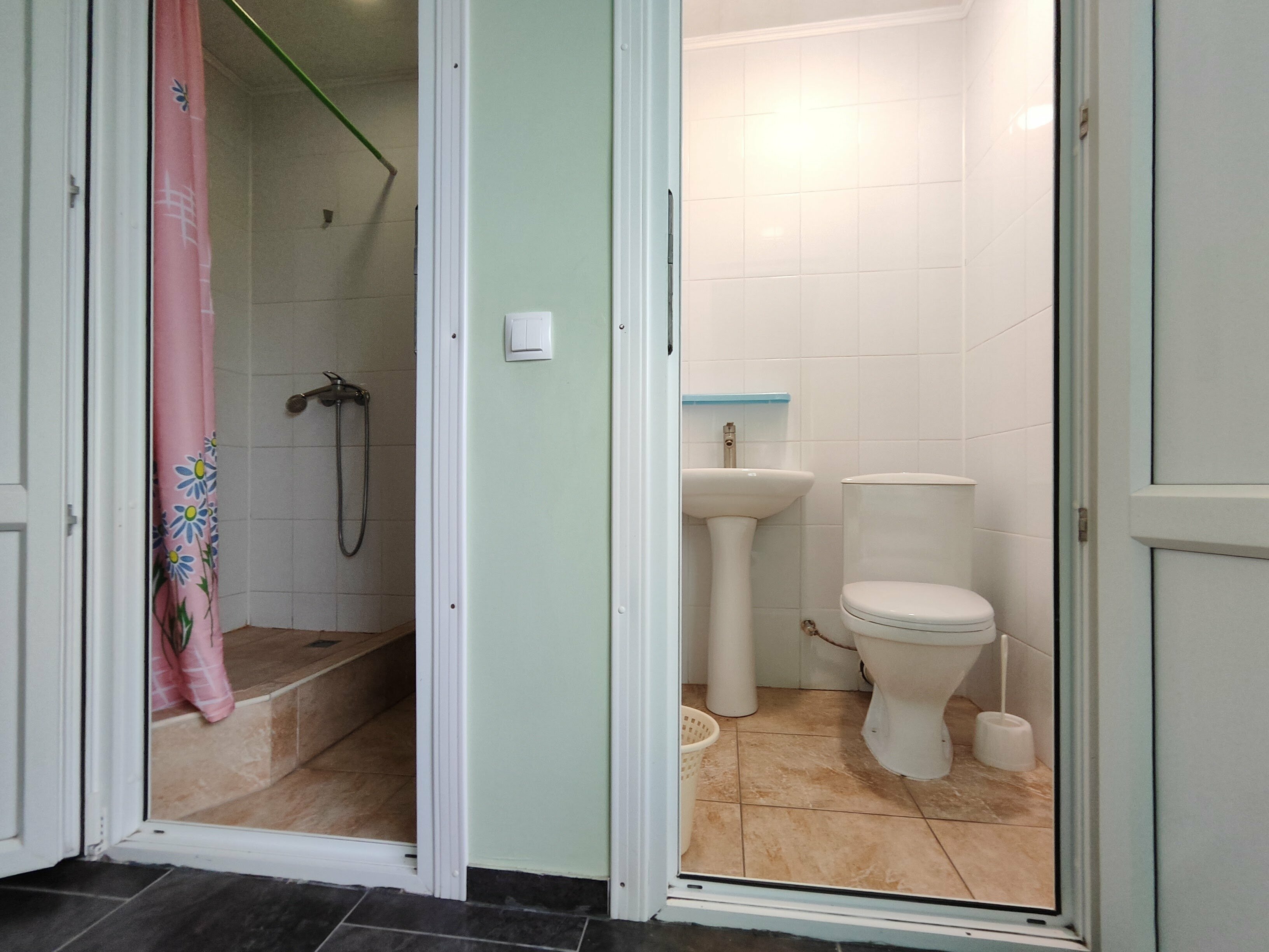 Двухместный номер с 1 кроватью и общим туалетом