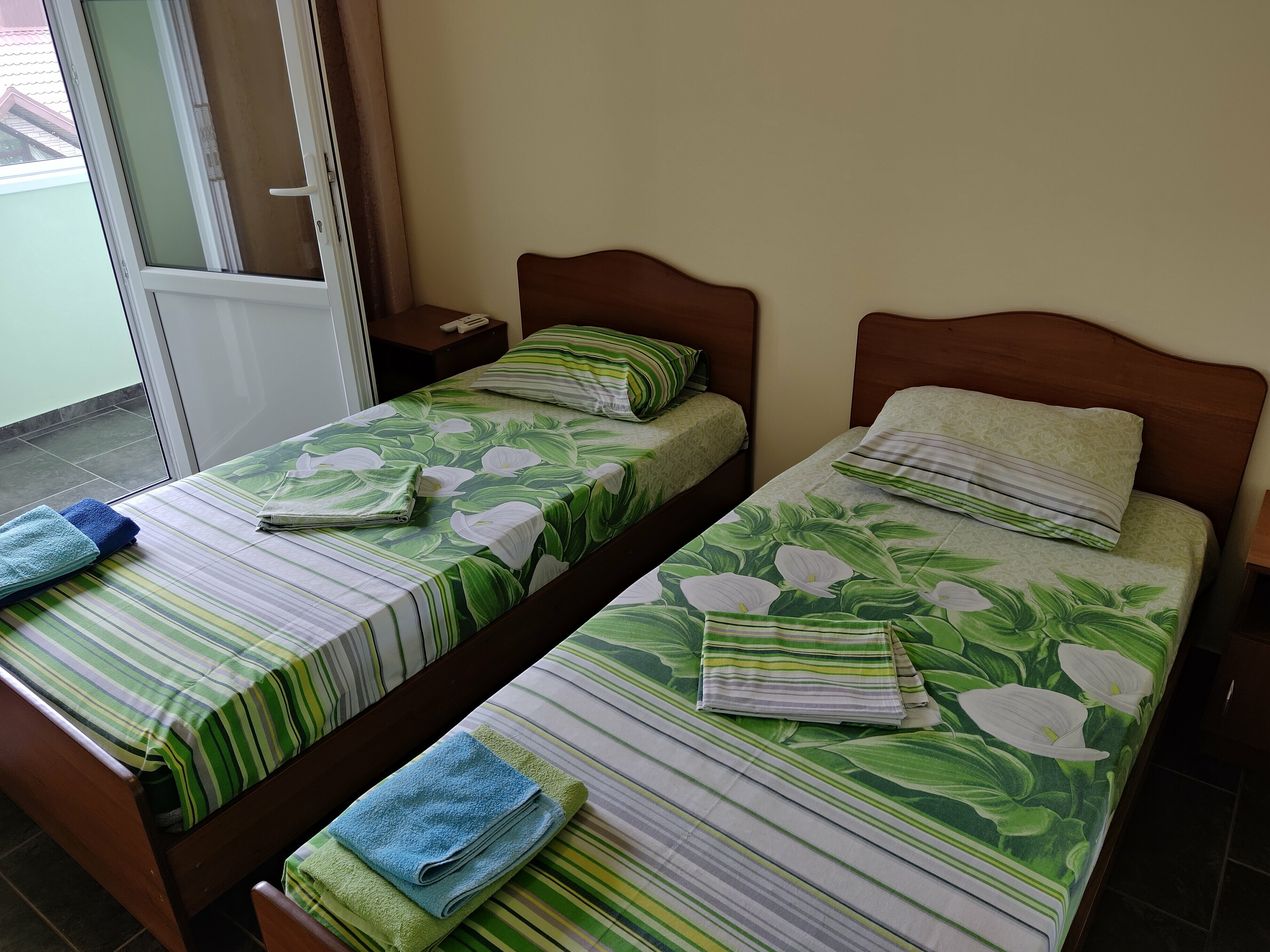 Двухместный номер с 2 отдельными кроватями и общим туалетом