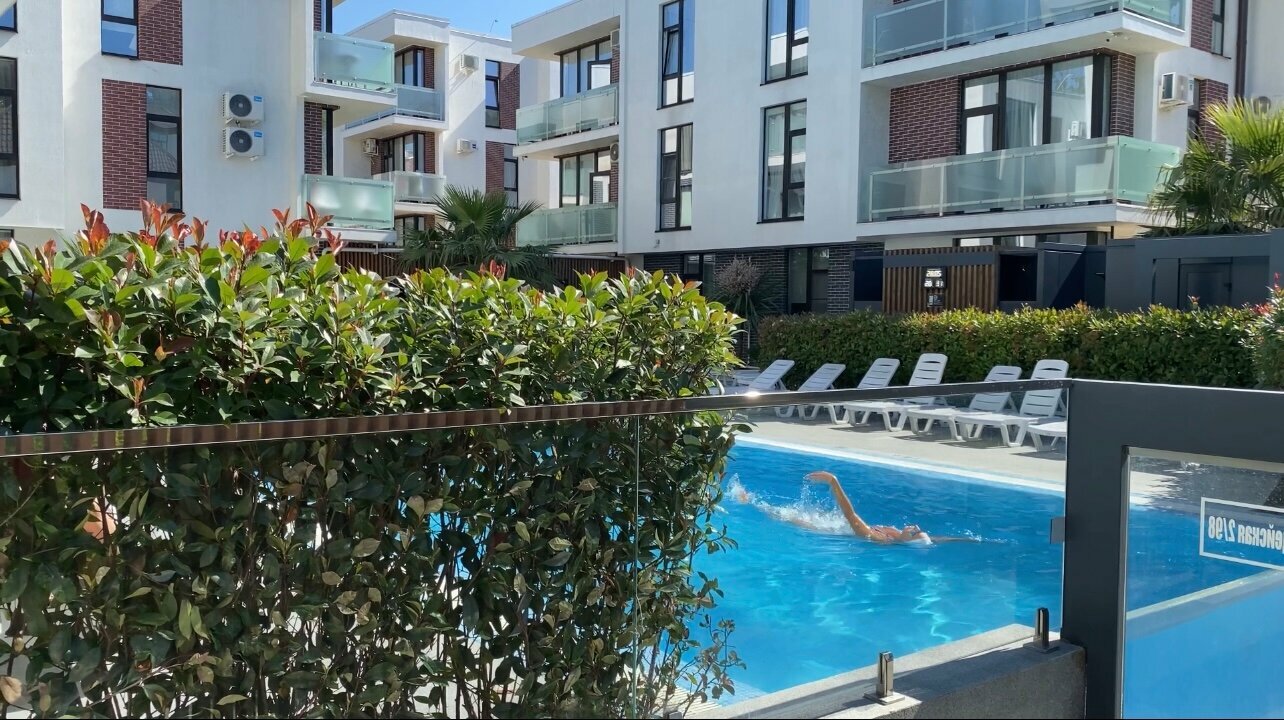 4-х местные апартаменты с балконом в жк c круглогодично подогреваемым бассейном +32 ° "Alicekeys" 13/90