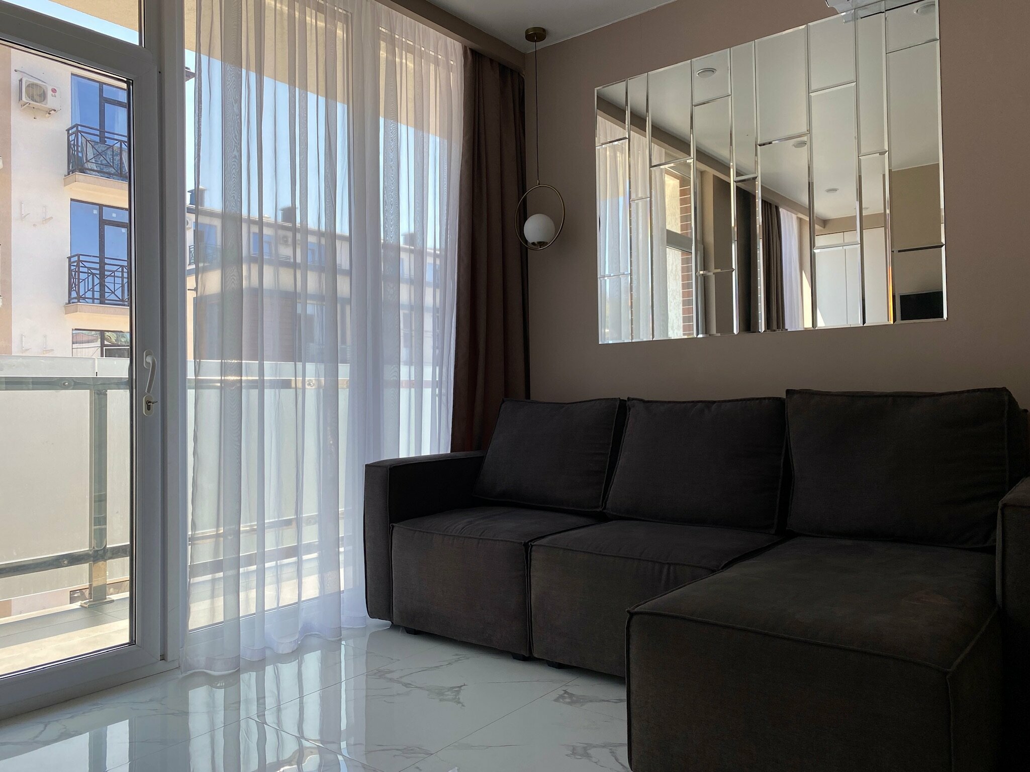 4-х местные апартаменты с балконом в жк c круглогодично подогреваемым бассейном +32 ° "Alicekeys" 13/90