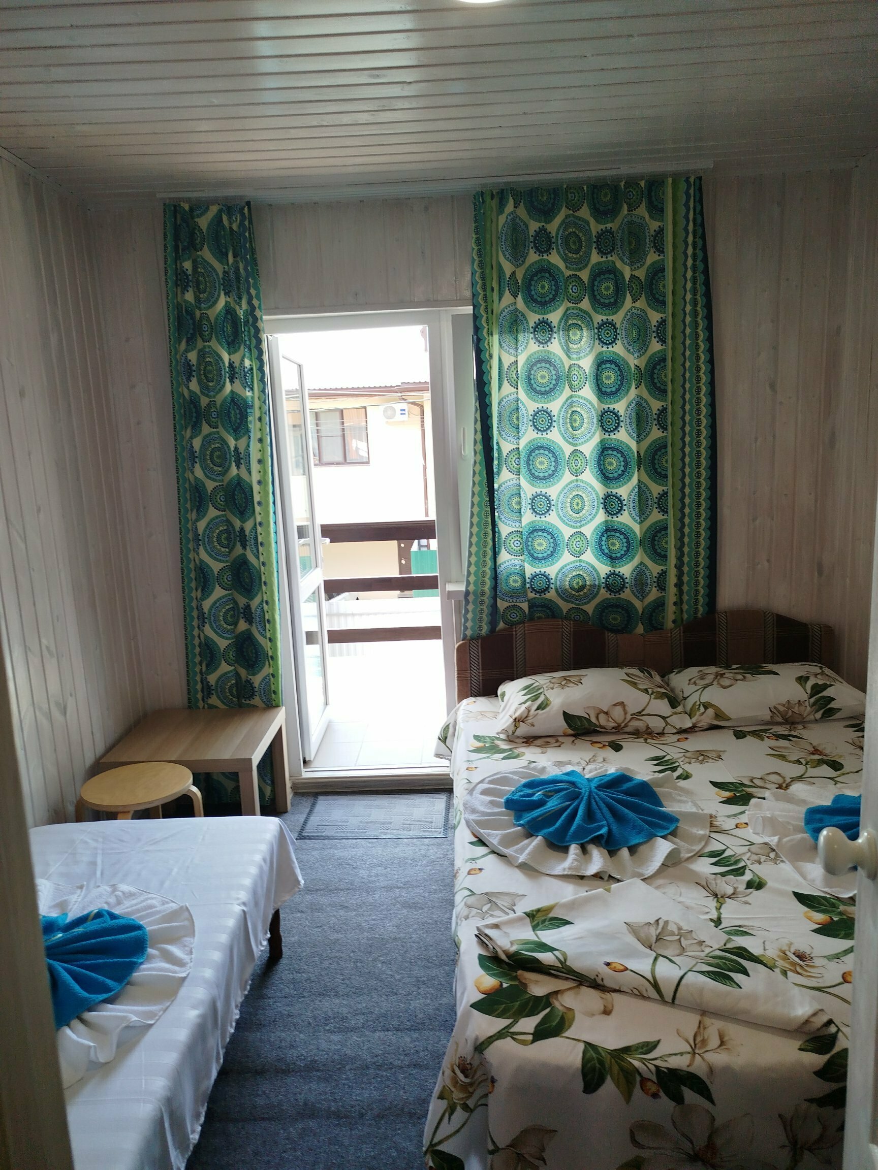 Трехместный номер с видом на бассейн