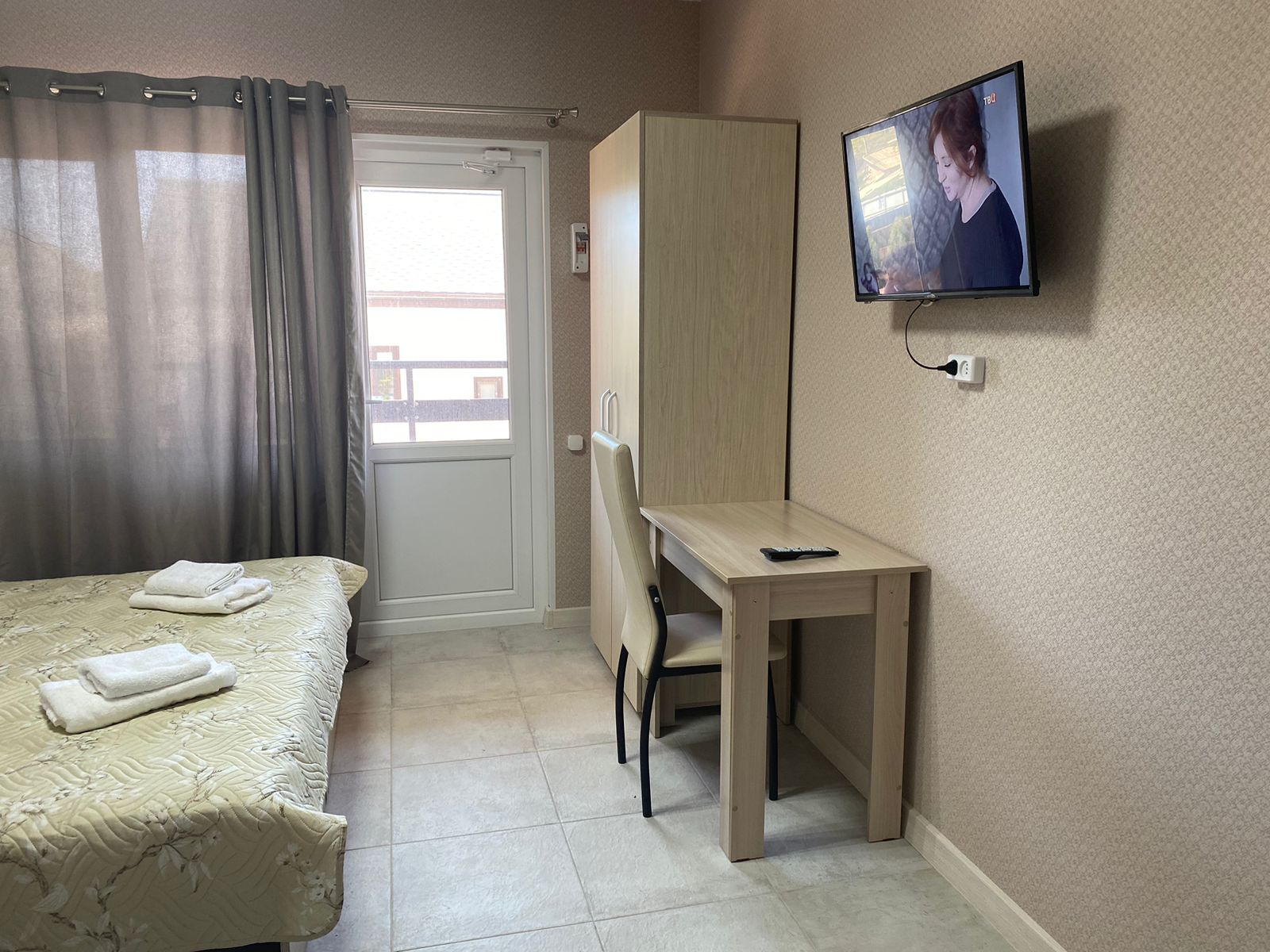 Семейный номер с боковым видом на море