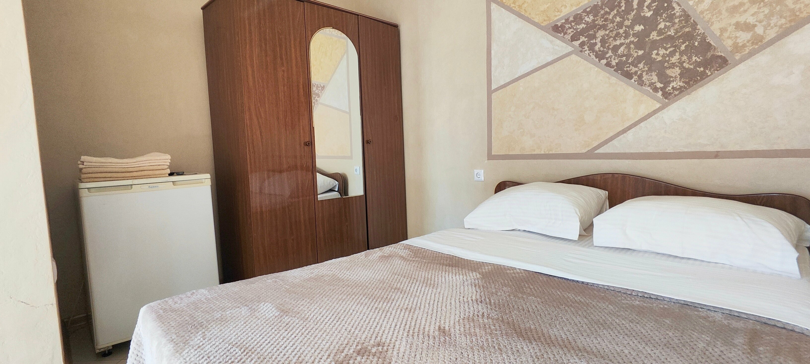 Трехместный номер с собственной ванной комнатой