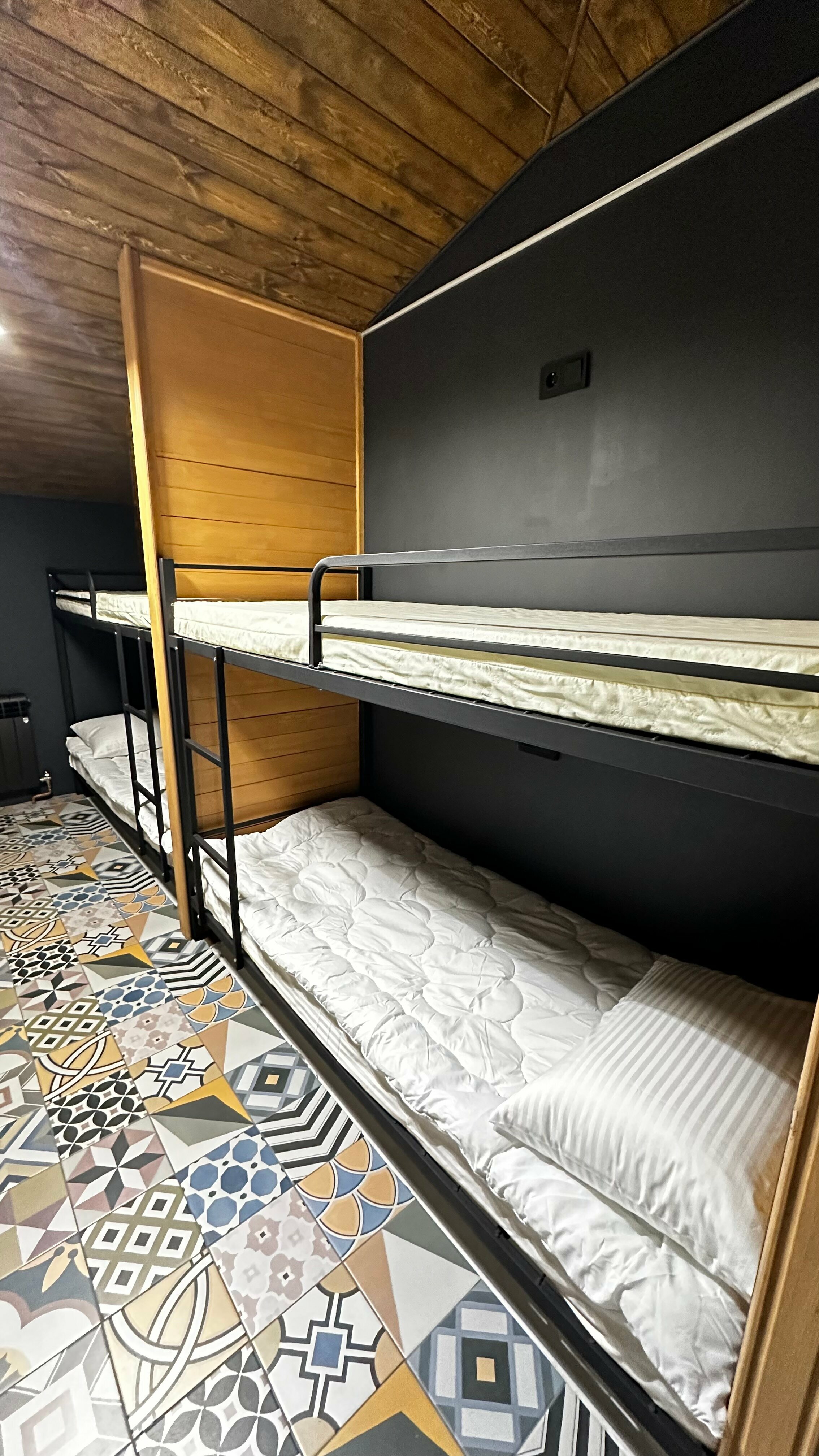 Кровать в общем 6-местном номере