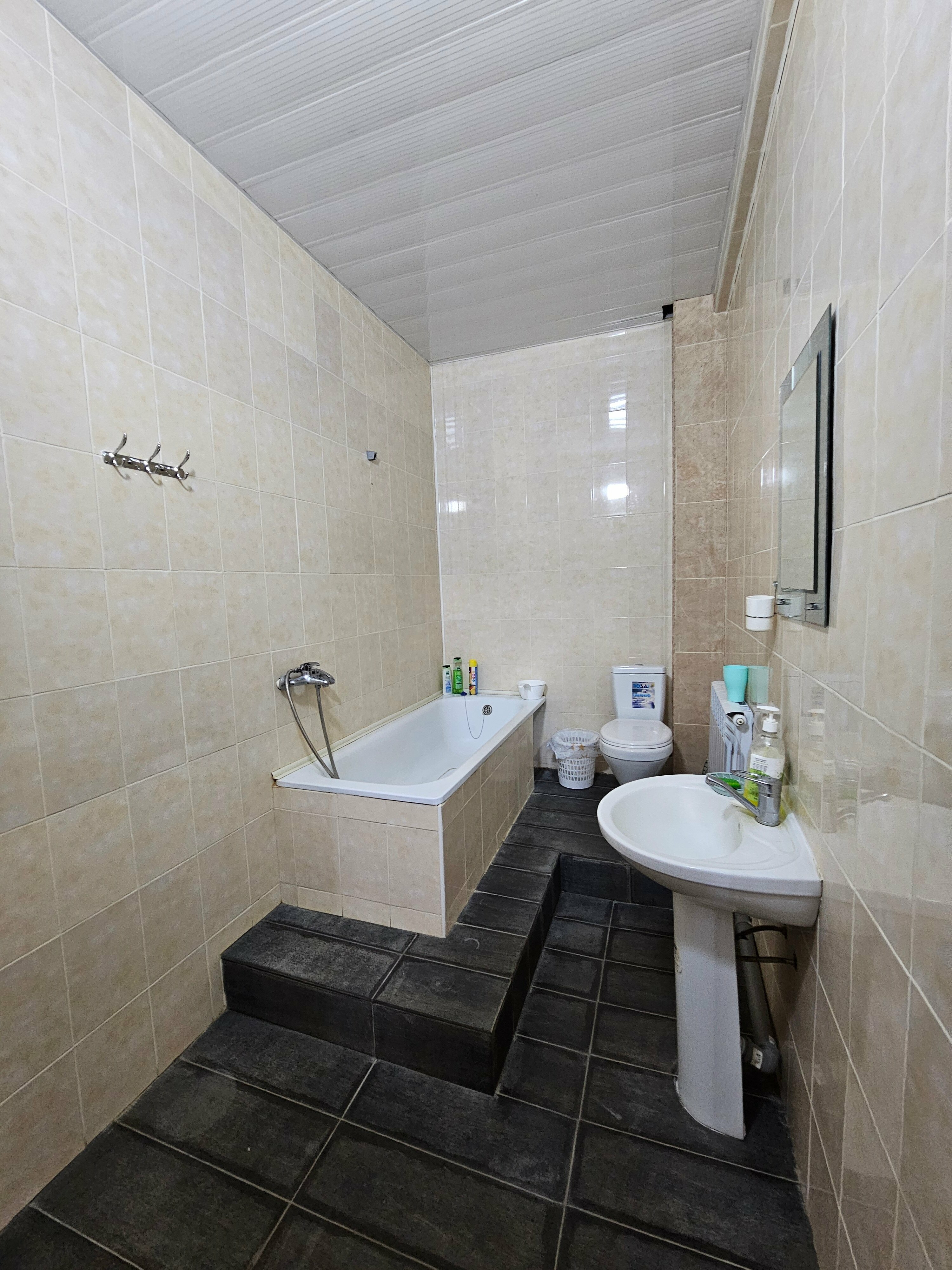 Четырехместный номер с ванной комнатой